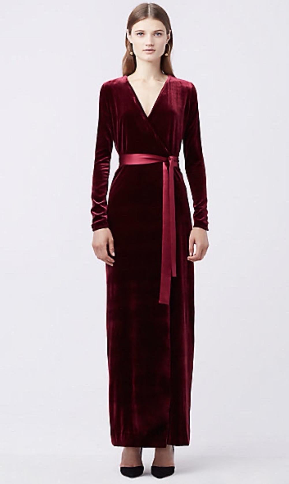 Questo abito di Diane von Furstenberg fa parte della collezione Heritage della label.

È realizzato in velluto misto seta bordeaux per una silhouette a portafoglio e rifinito con un laccetto in raso per definire la parte più sottile della vita.

Un
