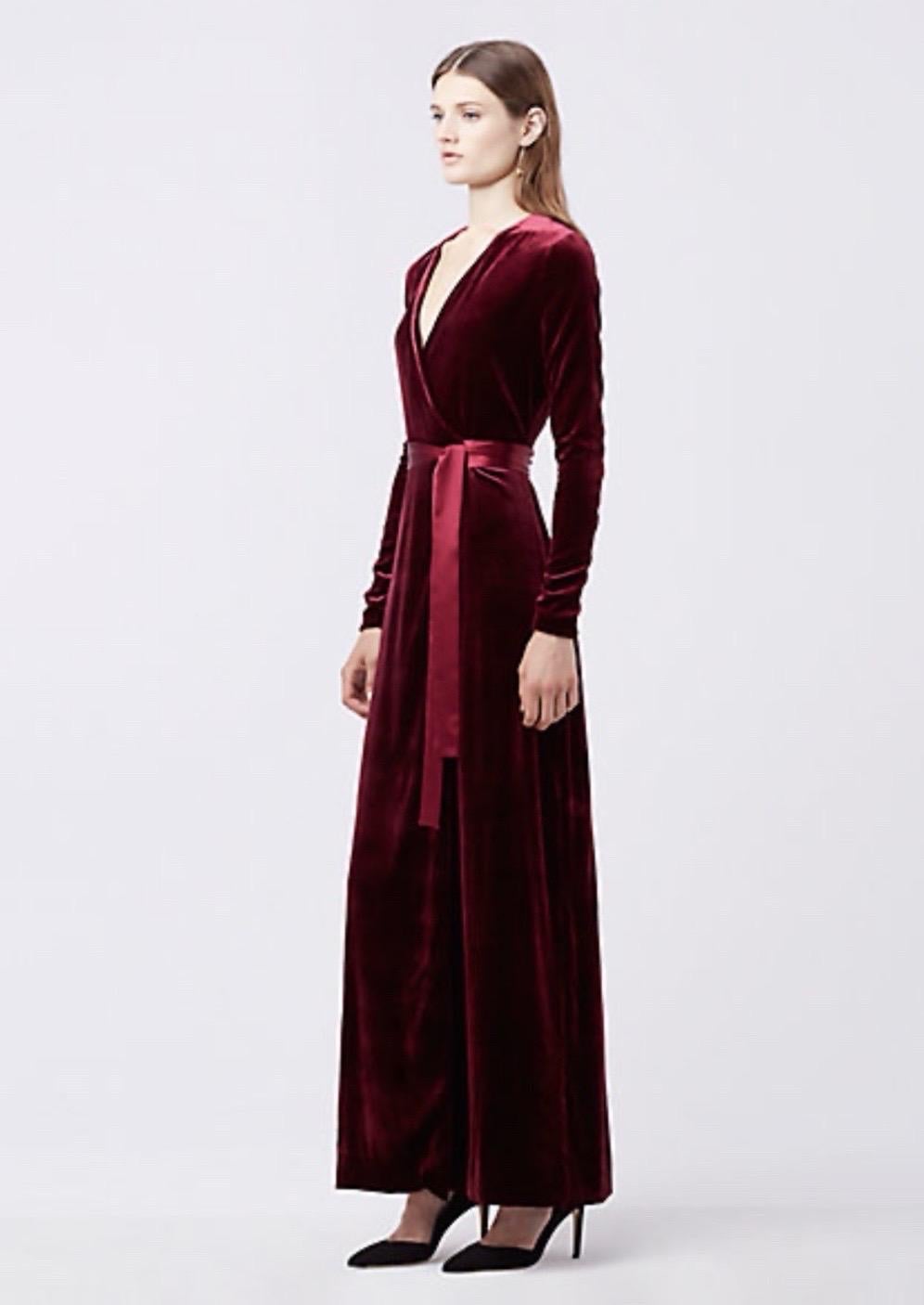 Nero DVF Diane von Furstenberg - Vestito a portafoglio in velluto bordeaux 2 in vendita