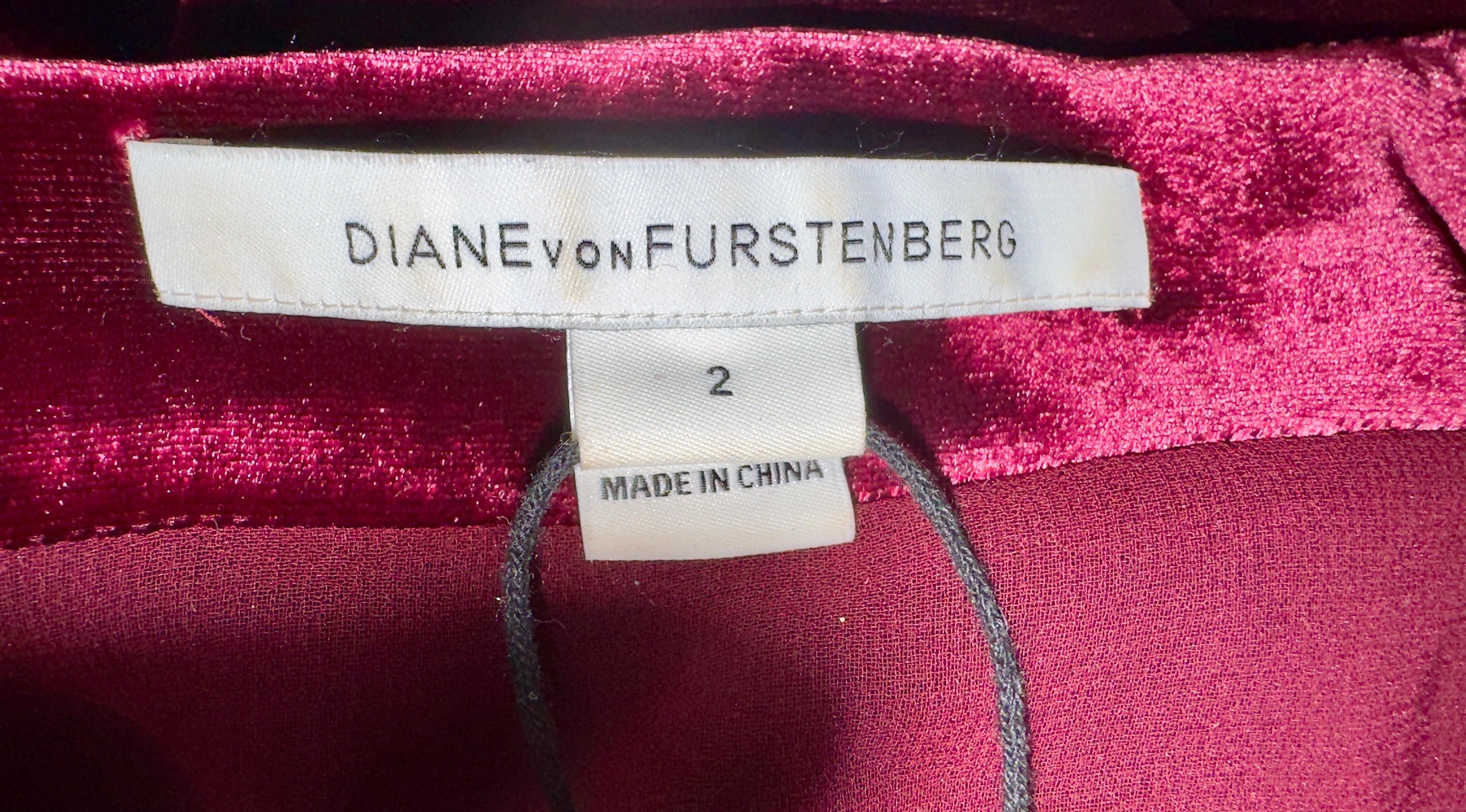 DVF Diane von Furstenberg - Vestito a portafoglio in velluto bordeaux 2 in vendita 4