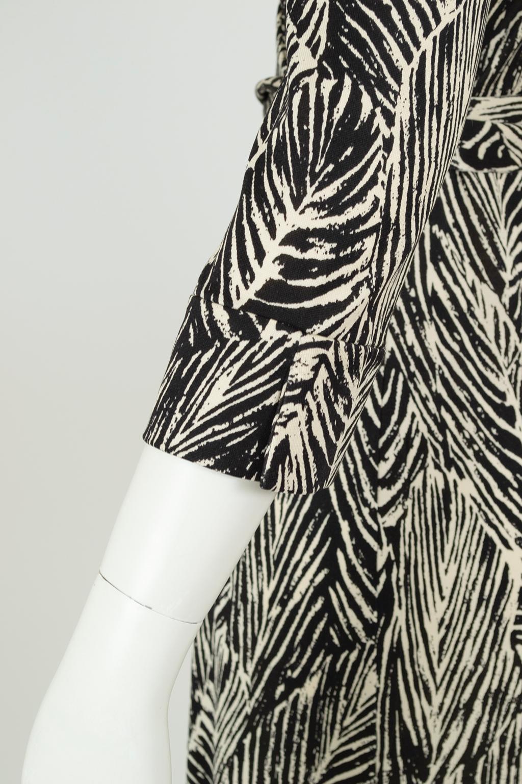 DVF Vintage Silk Jersey Black and White Leaf Print Wrap Dress – XS - S, 2000s For Sale 5
