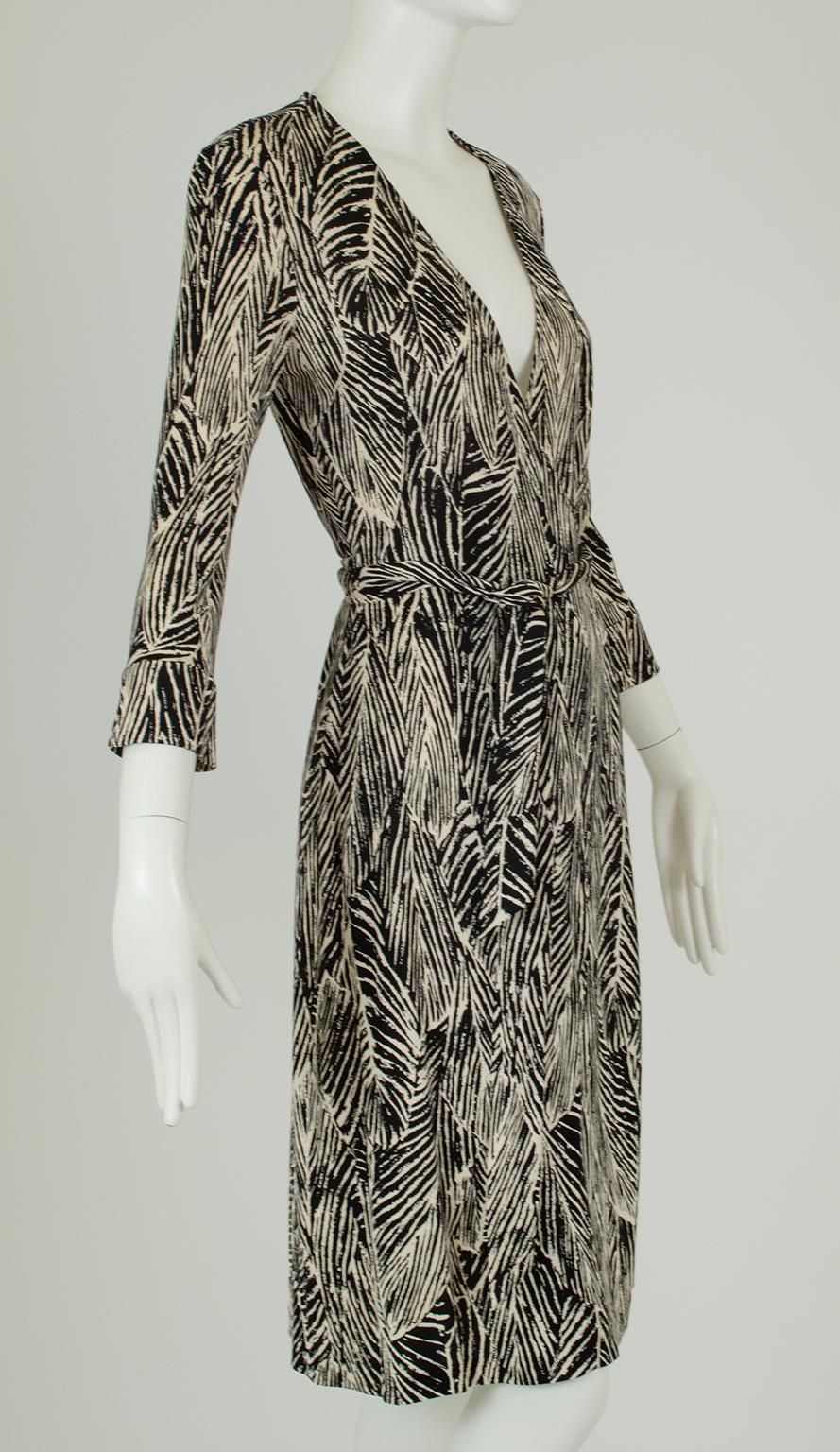 Von Furstenberg’s iconic and hard-to-find abstract leaf print was briefly reissued in the early 2000s and appears here on her timeless wrap dress. A chic and versatile take on a wardrobe classic.

Collarless wrap dress with bracelet sleeves; tie