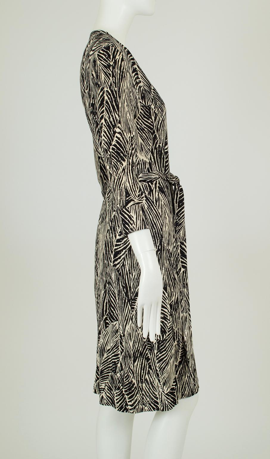 Gray DVF Vintage Silk Jersey Black and White Leaf Print Wrap Dress – XS - S, 2000s For Sale