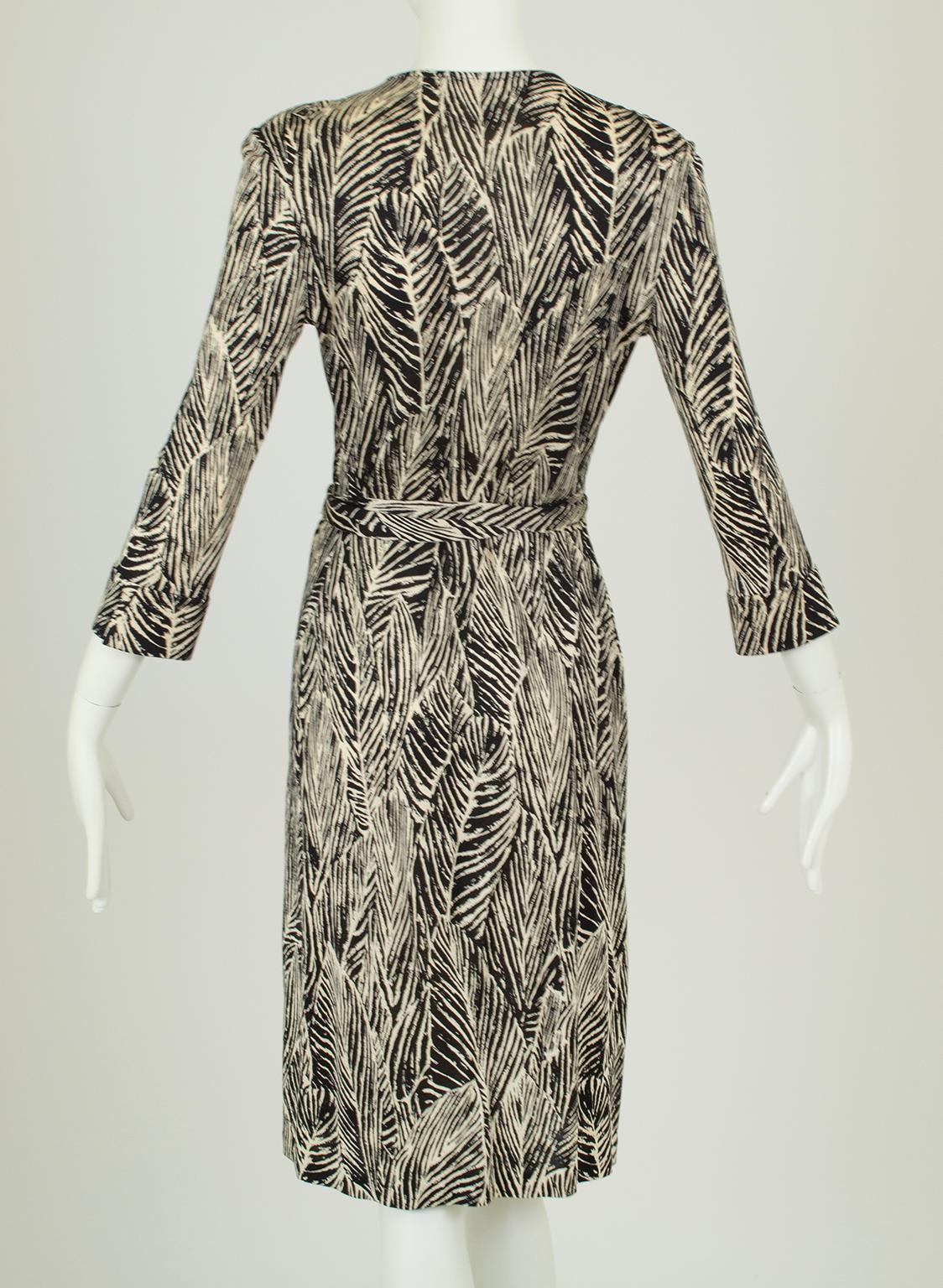 Women's DVF Vintage Silk Jersey Black and White Leaf Print Wrap Dress – XS - S, 2000s For Sale