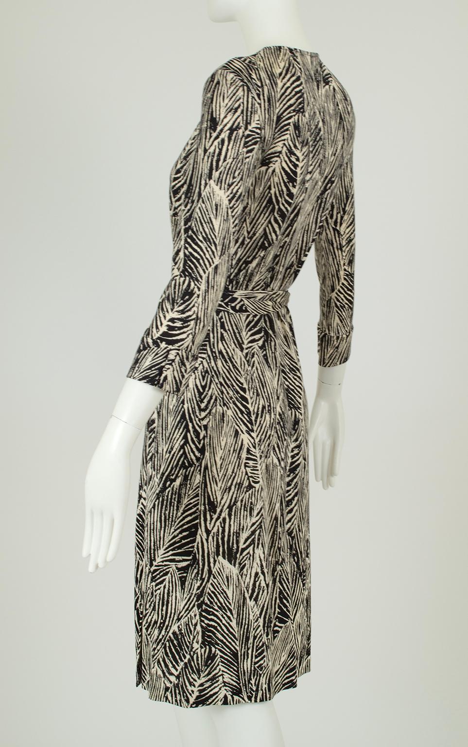 DVF Vintage Silk Jersey Black and White Leaf Print Wrap Dress – XS - S, 2000s For Sale 1