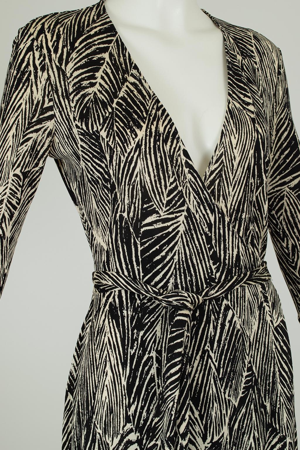 DVF Vintage Silk Jersey Black and White Leaf Print Wrap Dress – XS - S, 2000s For Sale 2