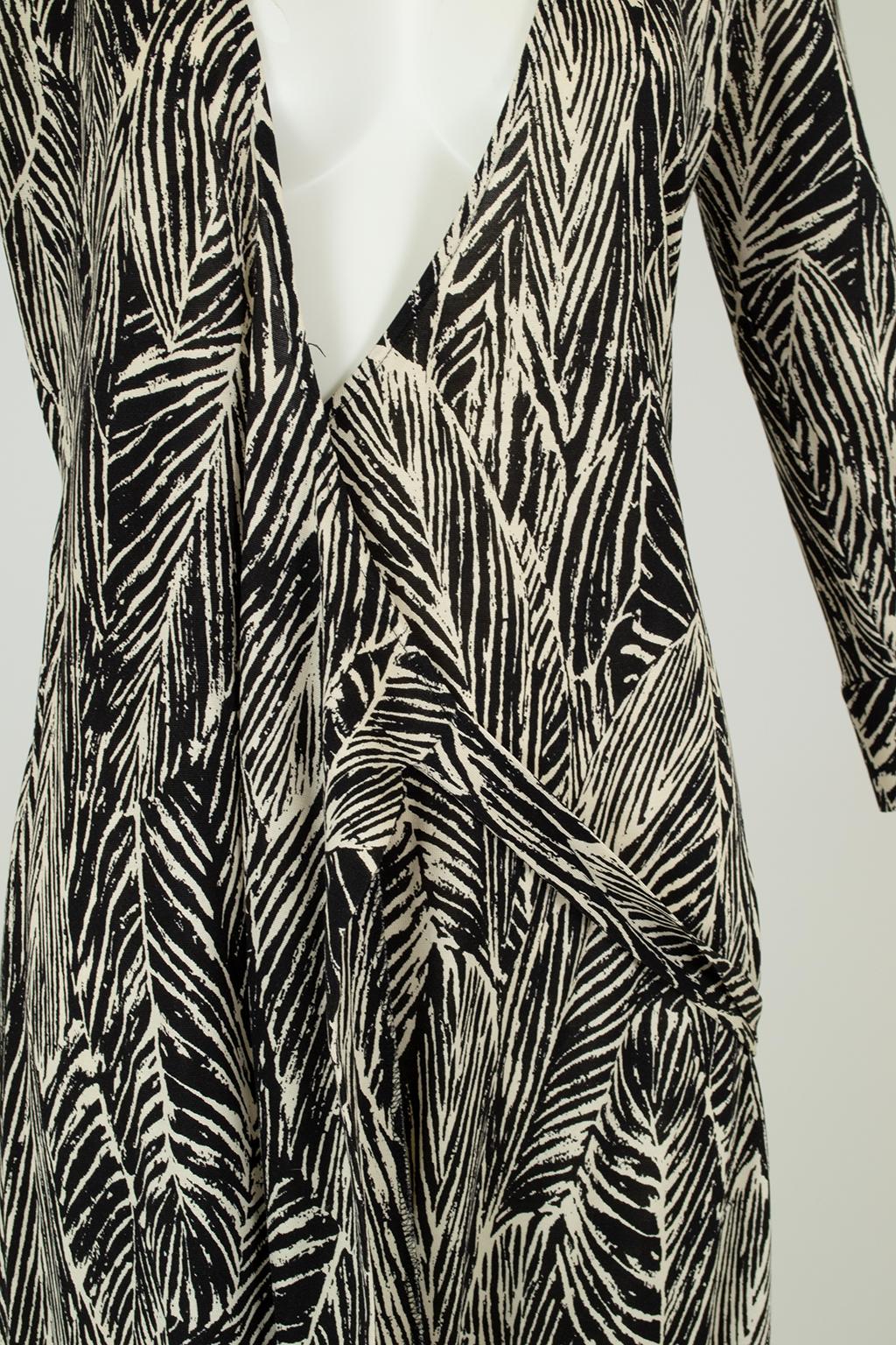 DVF Vintage Silk Jersey Black and White Leaf Print Wrap Dress – XS - S, 2000s For Sale 4