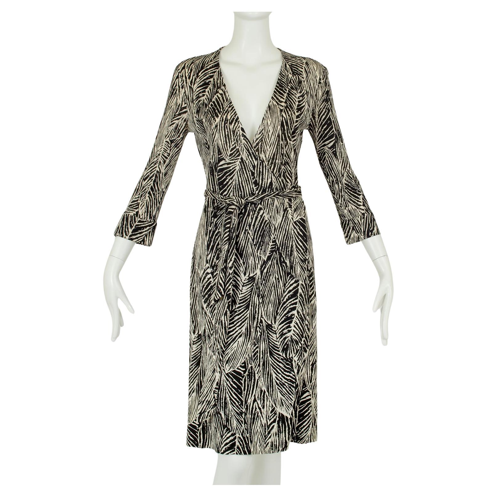 DVF Vintage Silk Jersey Black and White Leaf Print Wrap Dress – XS - S, 2000s For Sale