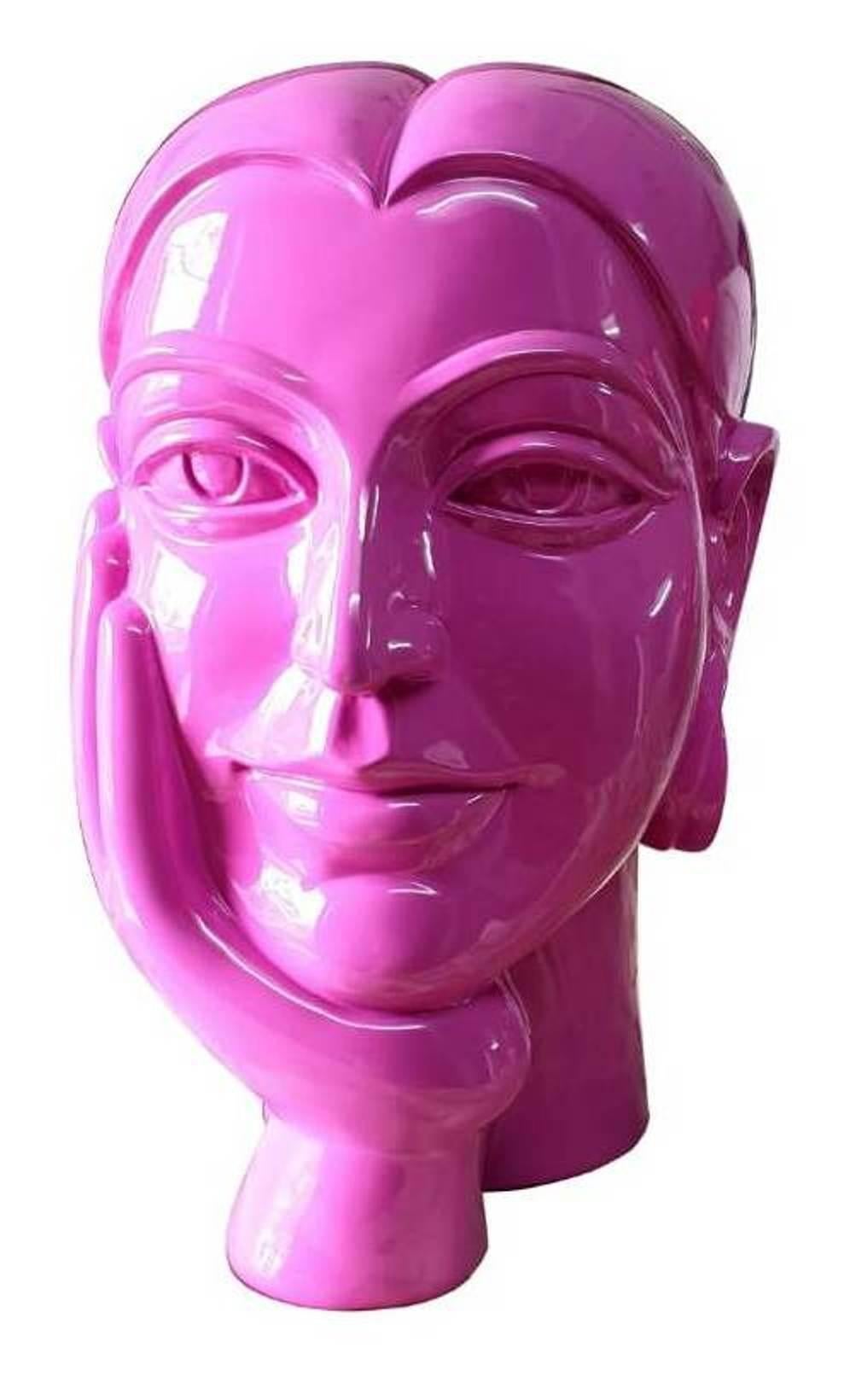 Figurative Sculpture DVS Krishna - Femme en train de réfléchir, une main sur le visage, peinte en rose sur verre en fibre de verre « en stock »