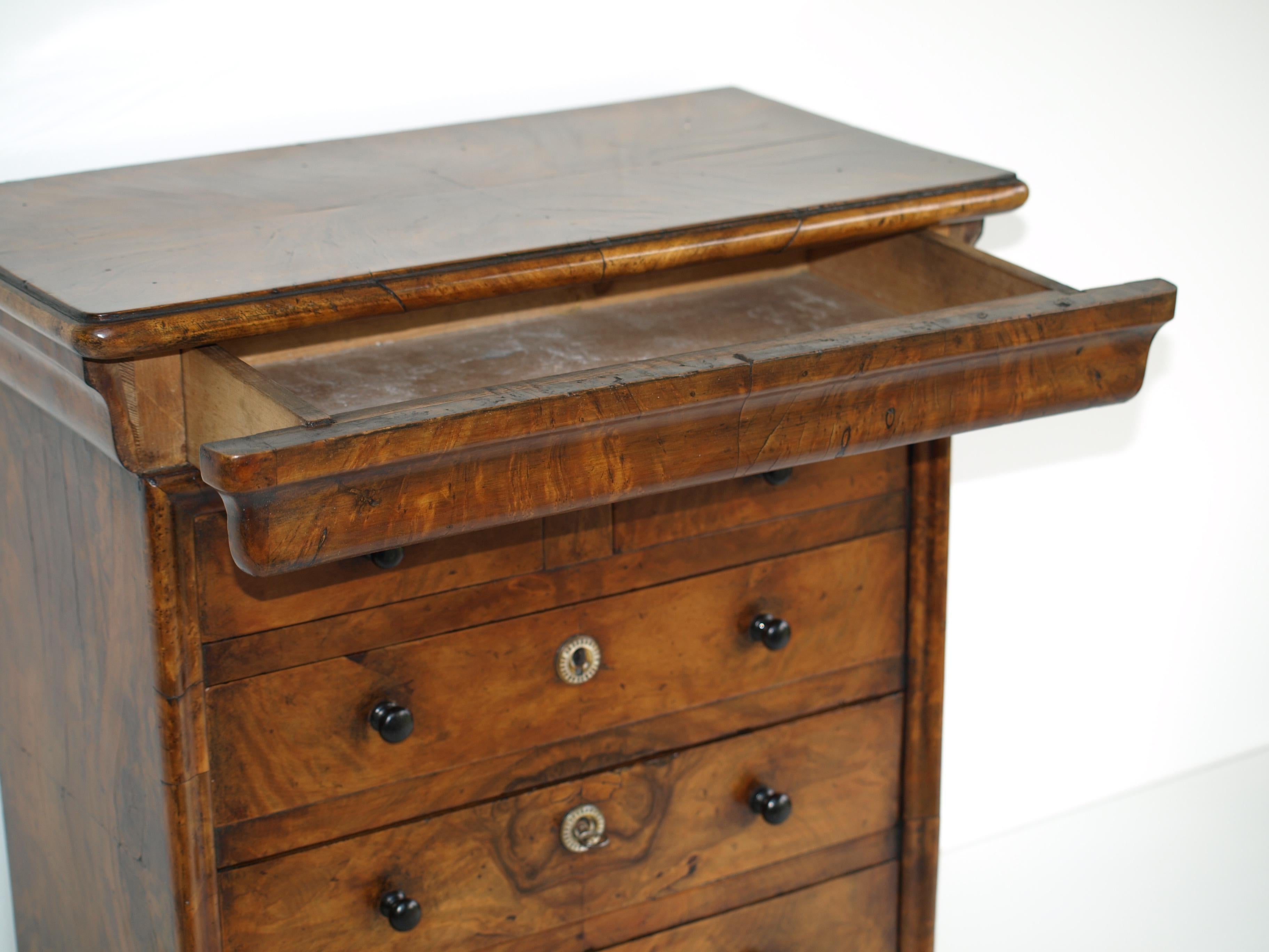 Dwarf Mid-19th Century French Yew Wood Five Drawer Chest of Drawers In Good Condition In South Croydon, GB