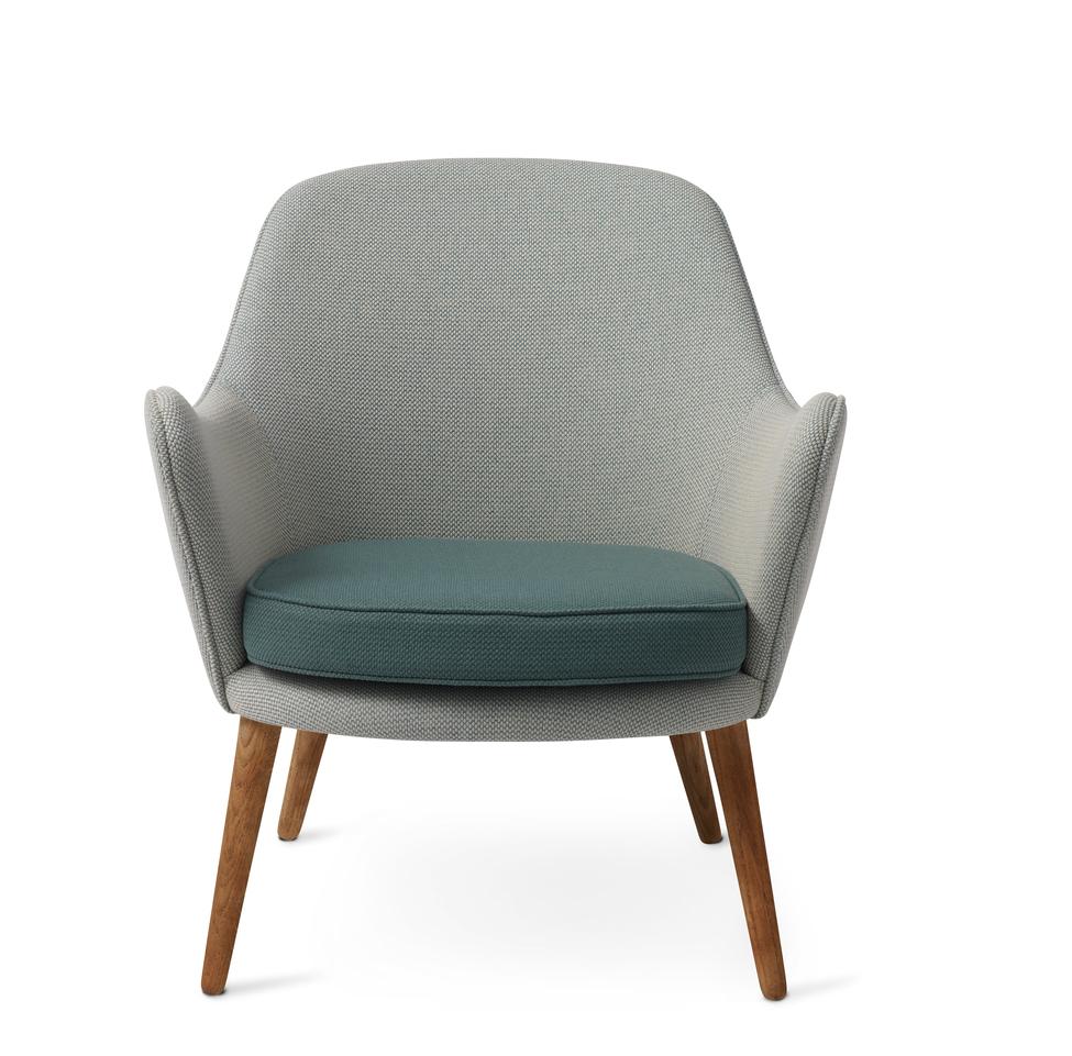 Sedia lounge Dwell ciano chiaro ciano scuro by Warm Nordic
Dimensioni: P 69 x L 66 x H 73 cm
Materiale: Rivestimento in tessuto, gambe in massello di rovere fumé o oliato bianco, struttura in legno, schiuma, sistema a molle
Peso: 19
