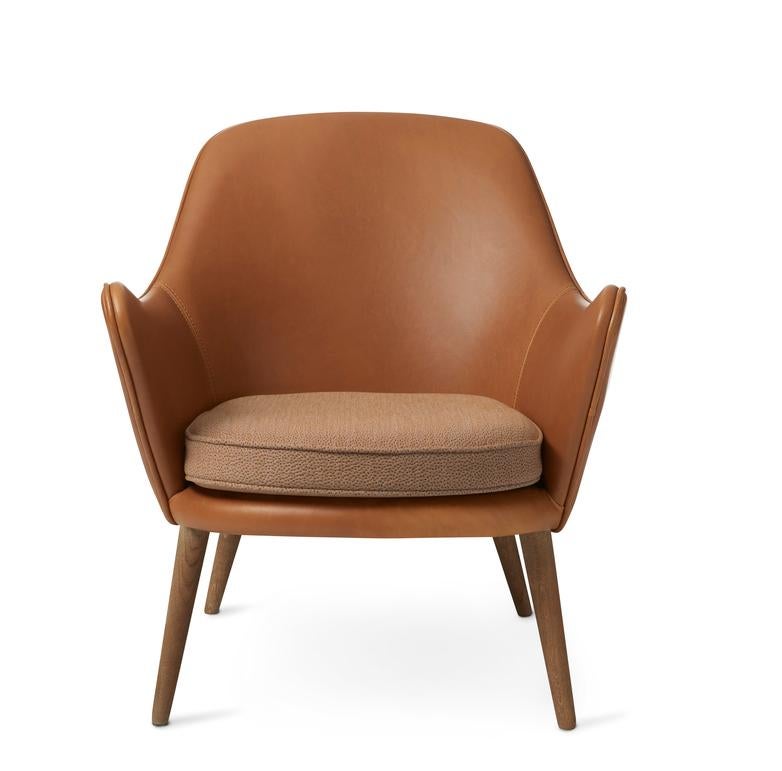 Chaise longue Dwell en soie camel latte par Warm Nordic
Dimensions : D69 x L66 x H 73 cm.
MATERIAL : revêtement textile ou cuir, pieds en chêne massif fumé ou huilé blanc, cadre en bois, mousse, système de ressorts
Poids : 19 kg
Également disponible