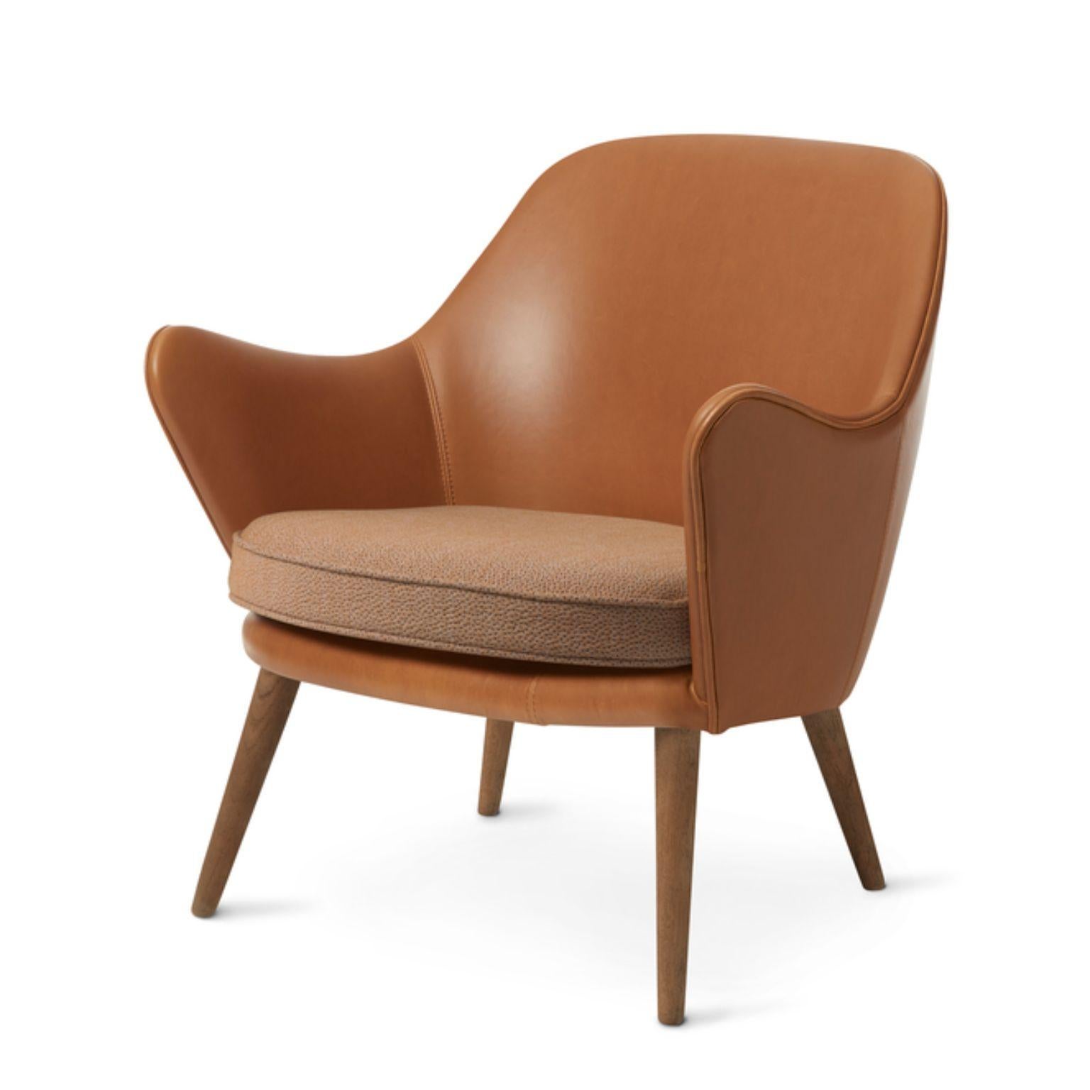 Postmoderne Fauteuil de salon Dwell en soie Camel Latte de Warm Nordic en vente