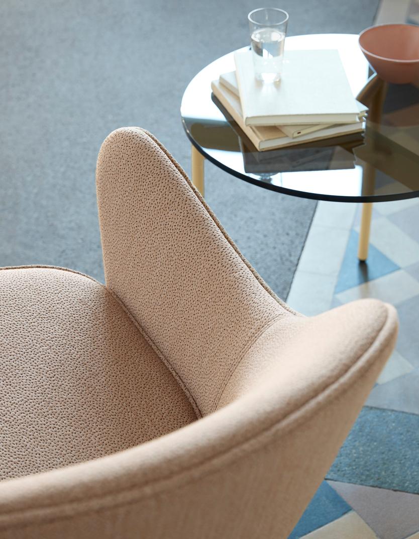 XXIe siècle et contemporain Fauteuil de salon Dwell en soie Camel Latte de Warm Nordic en vente