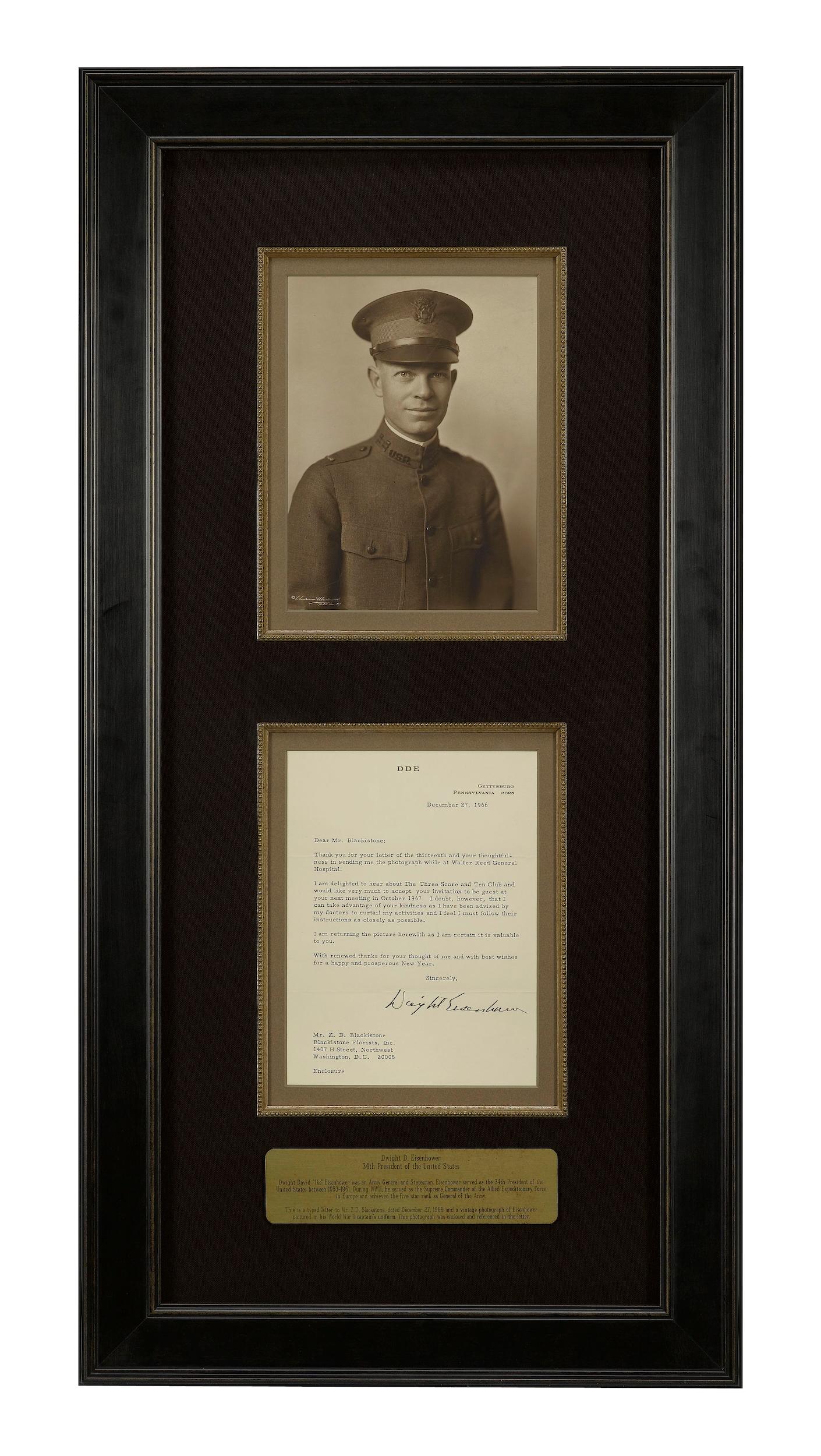Se ofrece un collage personalizado con la firma de Dwight D. Eisenhower. El collage contiene una carta mecanografiada de una página del presidente Eisenhower, fechada el 17 de diciembre de 1966, junto con una fotografía antigua de Eisenhower con su