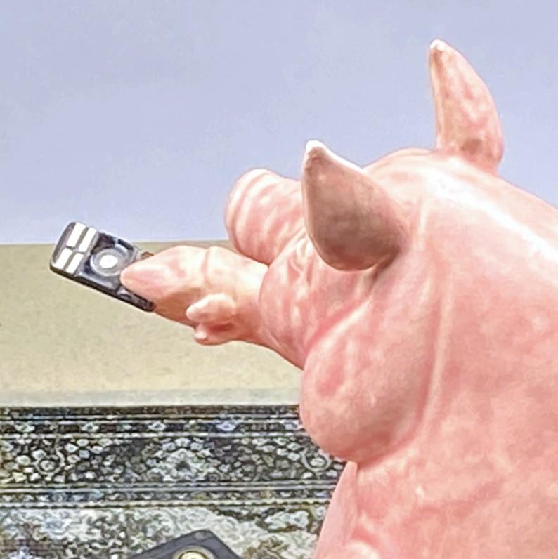 „Swine Time TV“ (2004) von Dwight Davidson, Original-Skulptur aus Steingut im Angebot 1