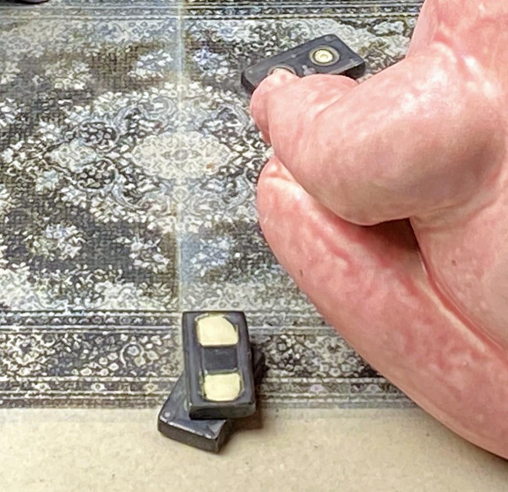 „Swine Time TV“ (2004) von Dwight Davidson, Original-Skulptur aus Steingut im Angebot 5