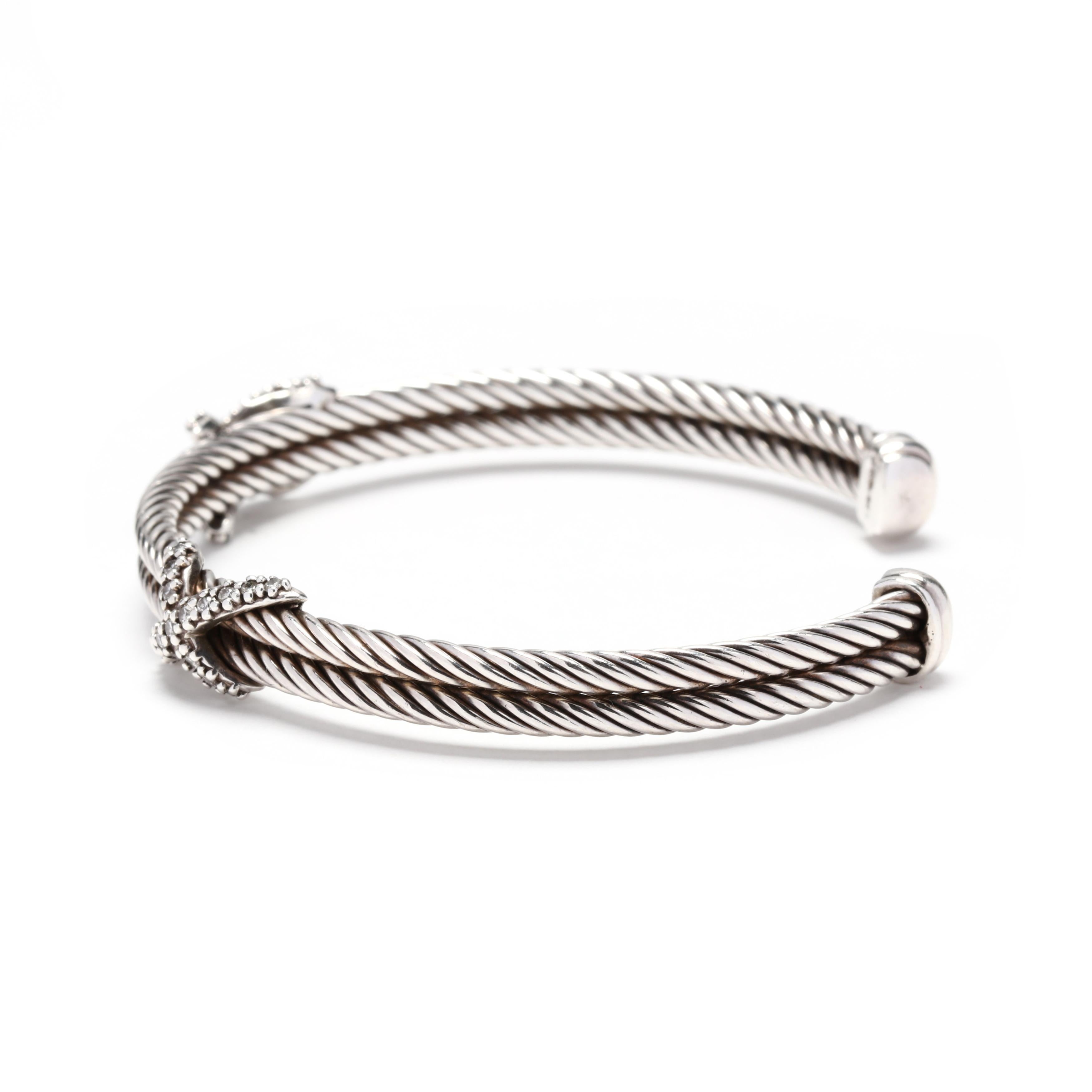 Ein Sterling Silber Diamant Doppel X Manschette Armband von David Yurman. Dieses Armband hat zwei Kabel  manschettenreihen mit zwei diamantbesetzten X-Motiven mit einem Gesamtgewicht von etwa 0,20 Karat.



Steine:

- diamanten, 34 Steine

- voller