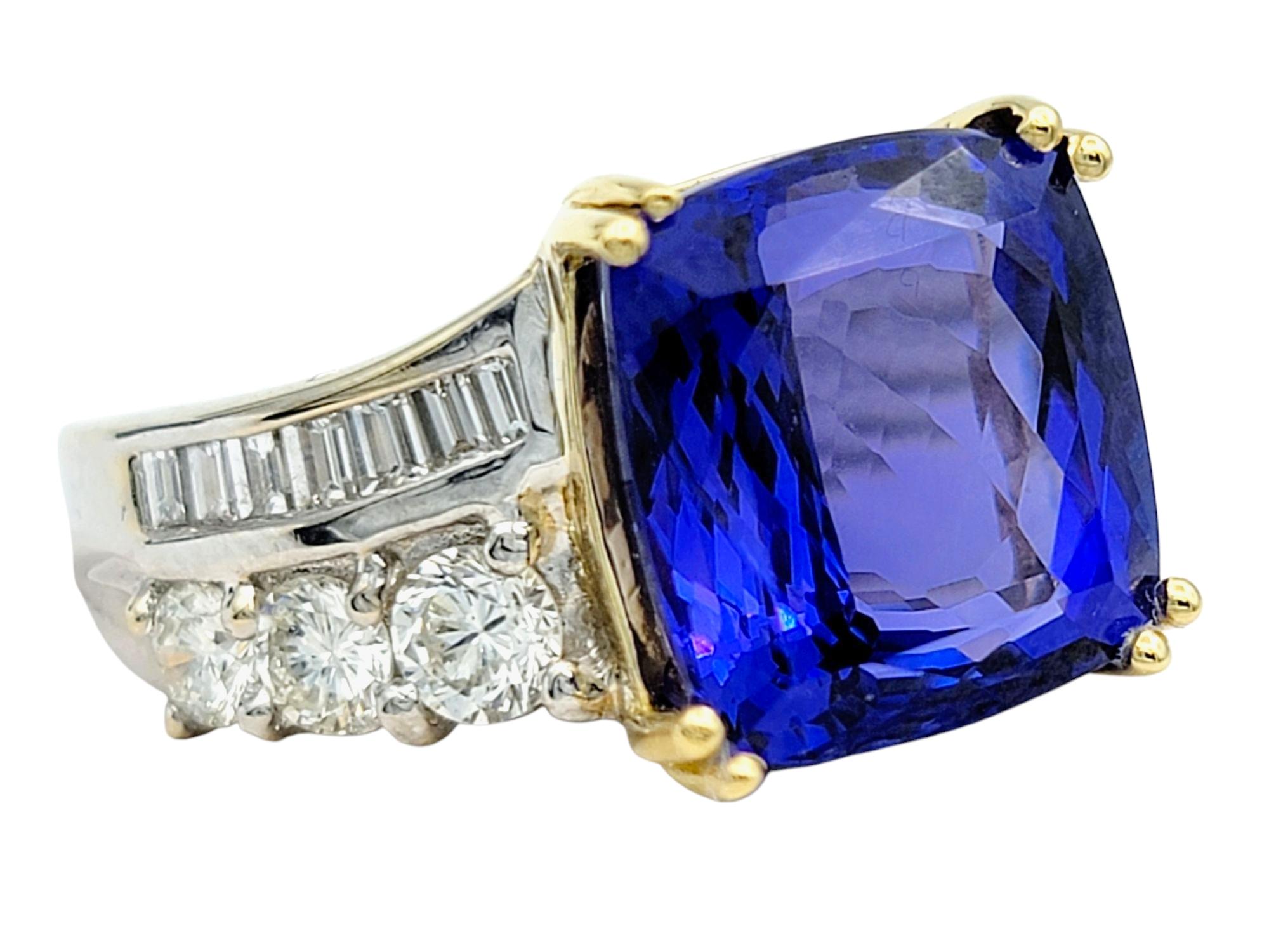 D'Yach Tansanit im Kissenschliff und Multi-Diamantring aus zweifarbigem 18 Karat Gold im Zustand „Gut“ im Angebot in Scottsdale, AZ