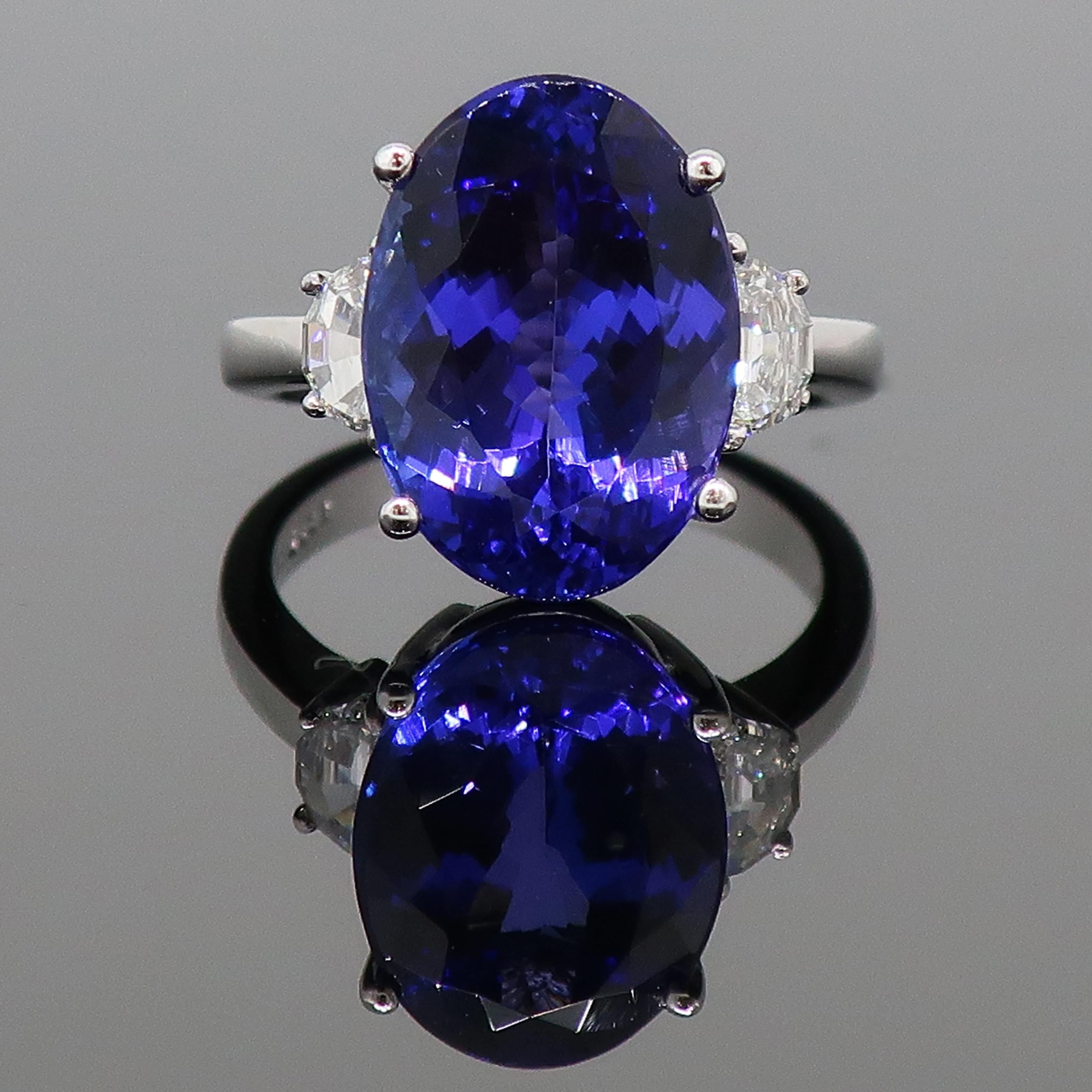Dyach Ovaler Tansanit und Diamant Dreisteinring 18 Karat Weißgold

Eine große tief violett oval Tansanit & Diamant 3 Stein Ring. Der zentrale ovale Tansanit misst 16 mm x 11,5 cm und hat eine schöne tiefviolette Farbe. Er ist in vier Krallen aus 18