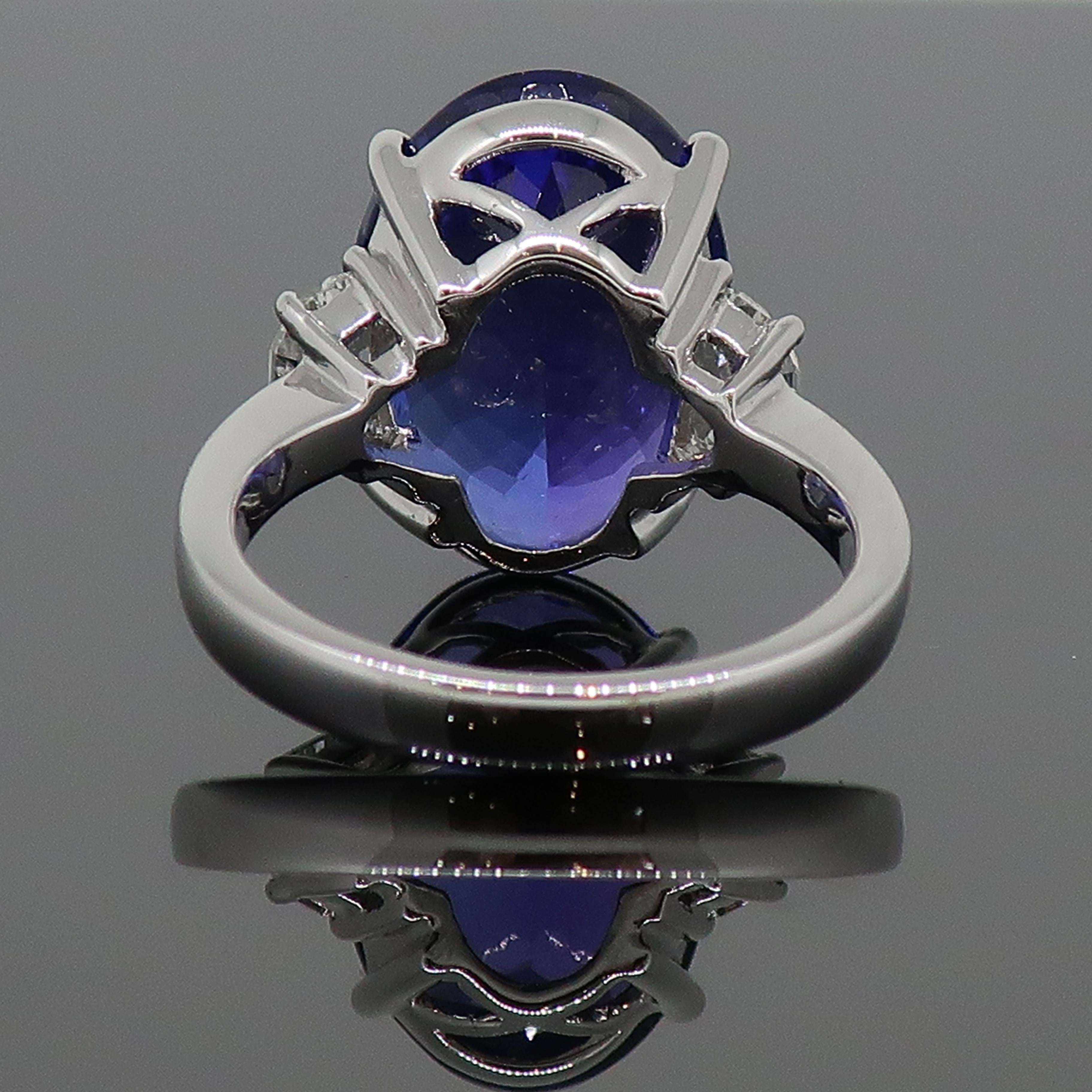 Dyach Oval Tansanit und Diamant Drei-Stein-Ring 18 Karat Weißgold im Zustand „Hervorragend“ in East Grinstead, GB