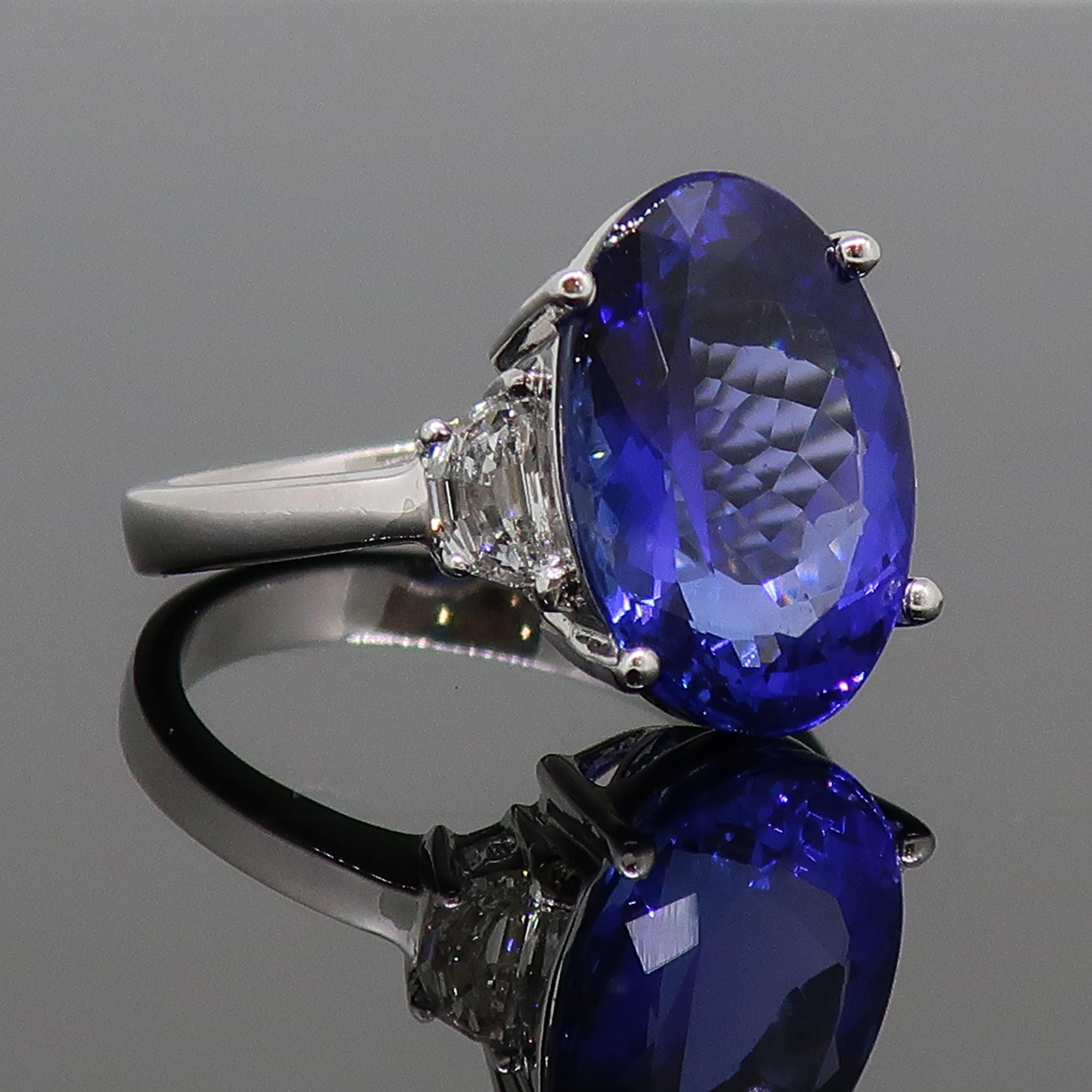 Dyach Oval Tansanit und Diamant Drei-Stein-Ring 18 Karat Weißgold 1