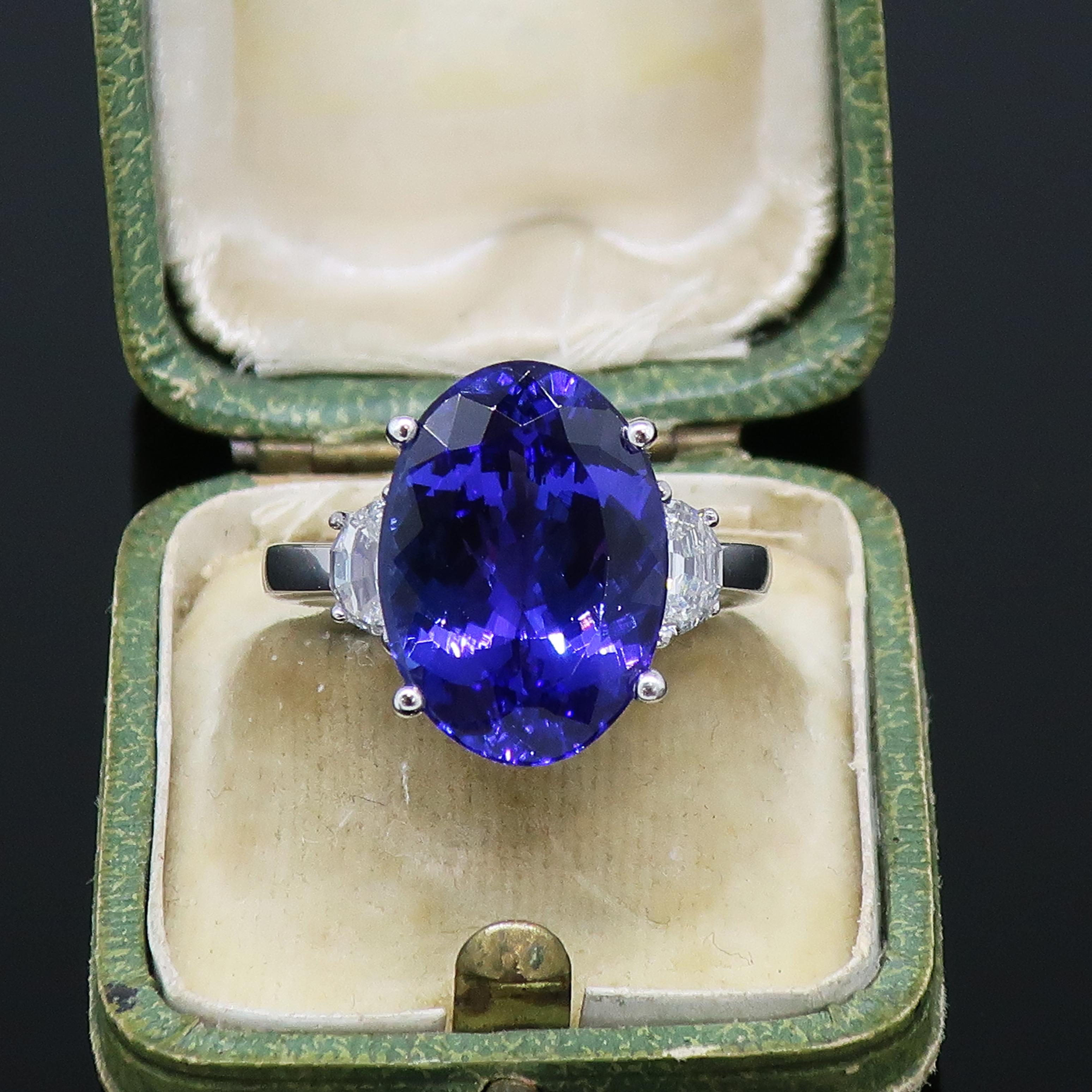 Dyach Oval Tansanit und Diamant Drei-Stein-Ring 18 Karat Weißgold 2
