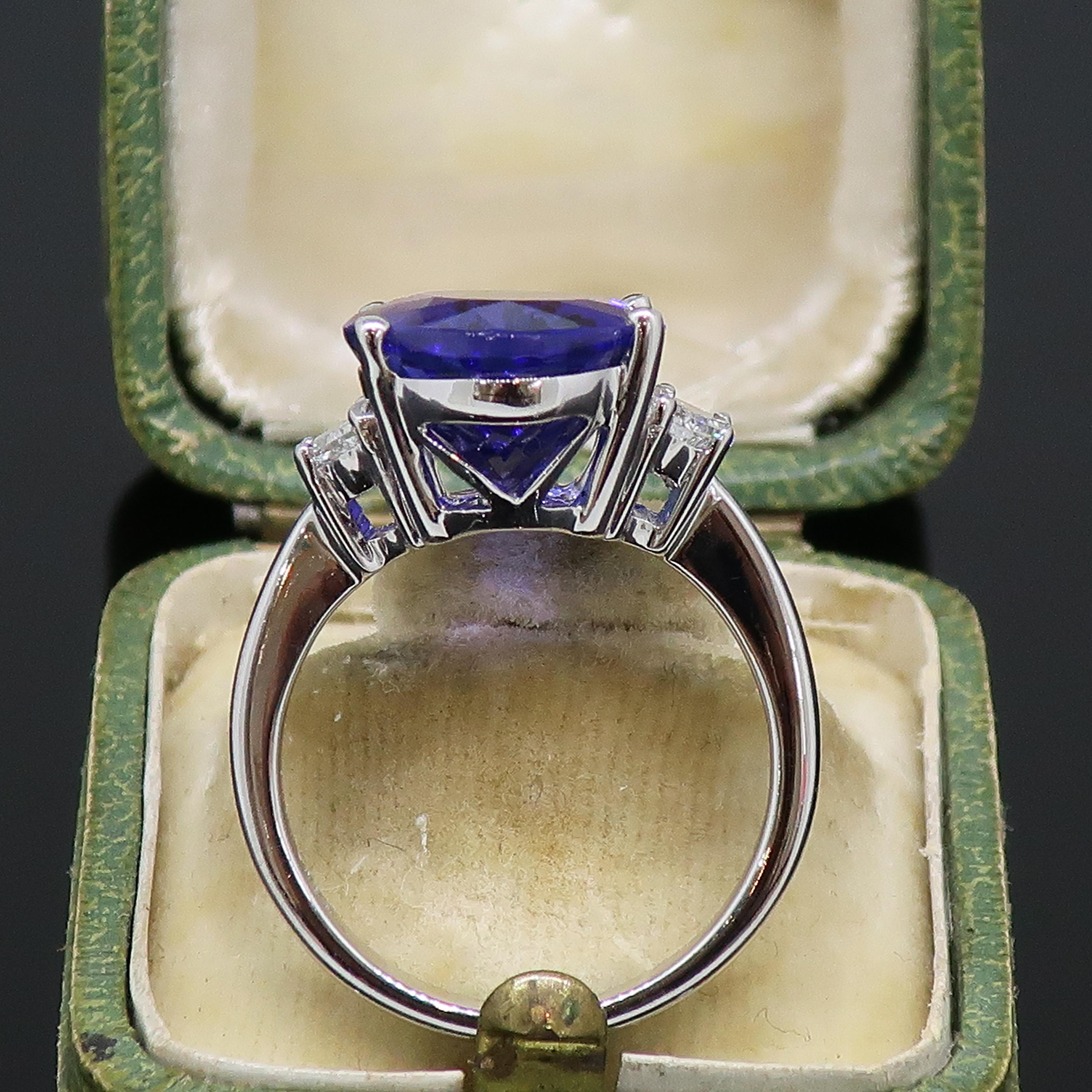 Dyach Oval Tansanit und Diamant Drei-Stein-Ring 18 Karat Weißgold 3