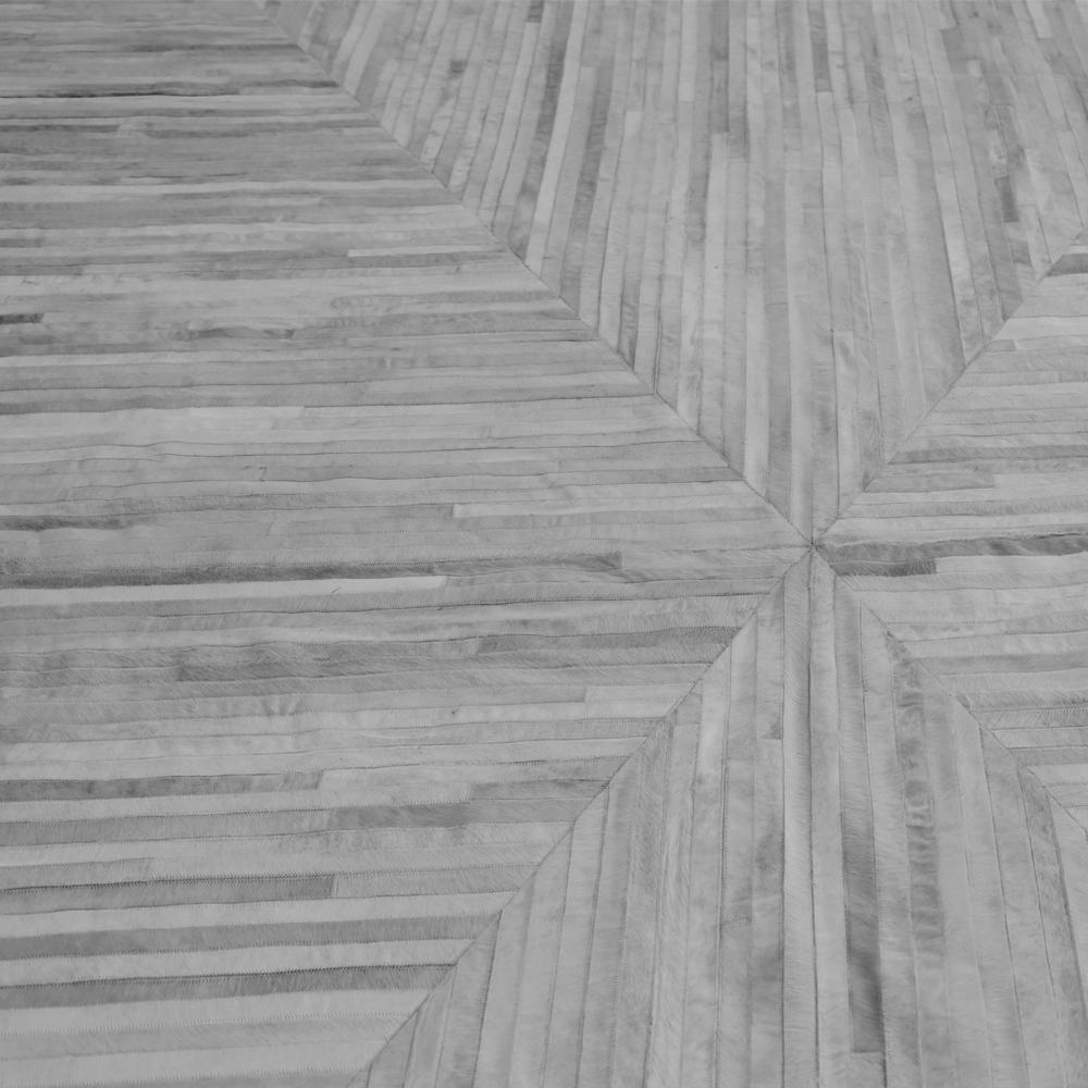 Gefärbter grauer anpassbarer La Quinta Rindsleder-Bodenteppich Groß im Zustand „Neu“ im Angebot in Charlotte, NC