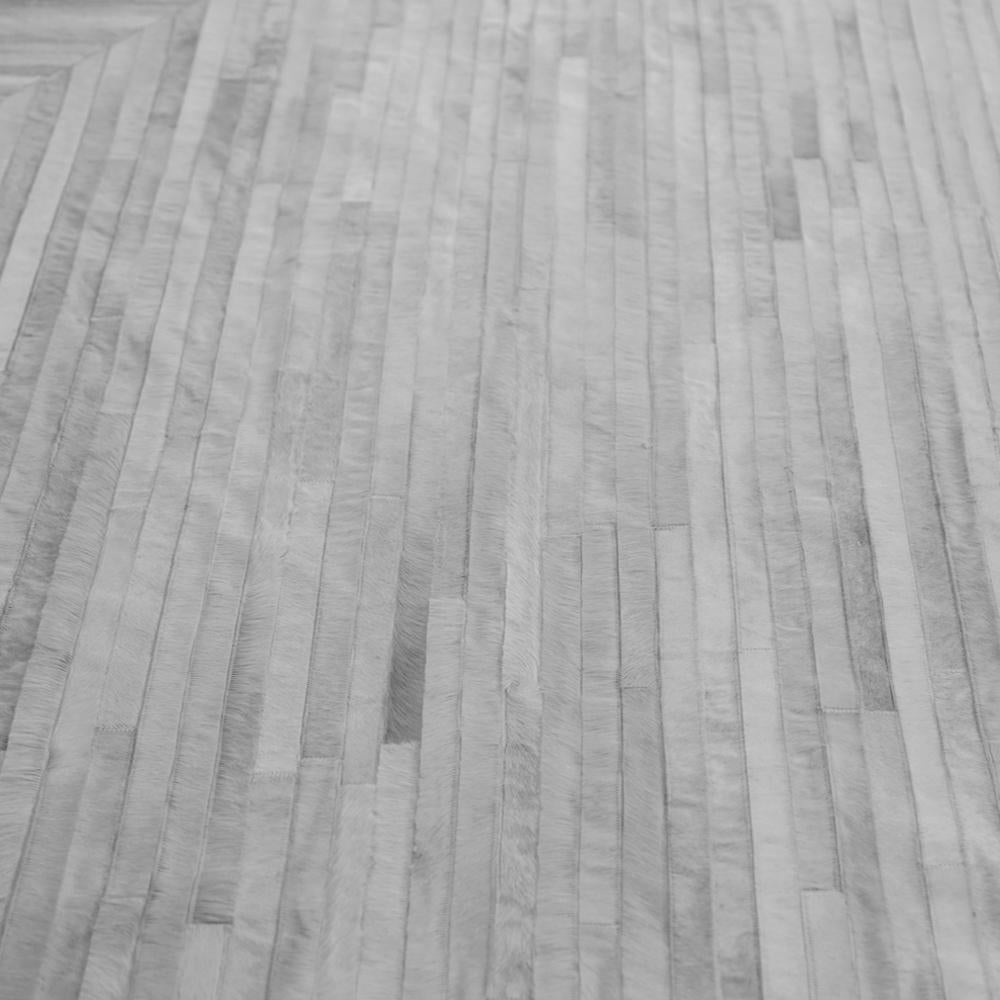 Gefärbter grauer anpassbarer La Quinta Rindsleder-Bodenteppich Groß (21. Jahrhundert und zeitgenössisch) im Angebot