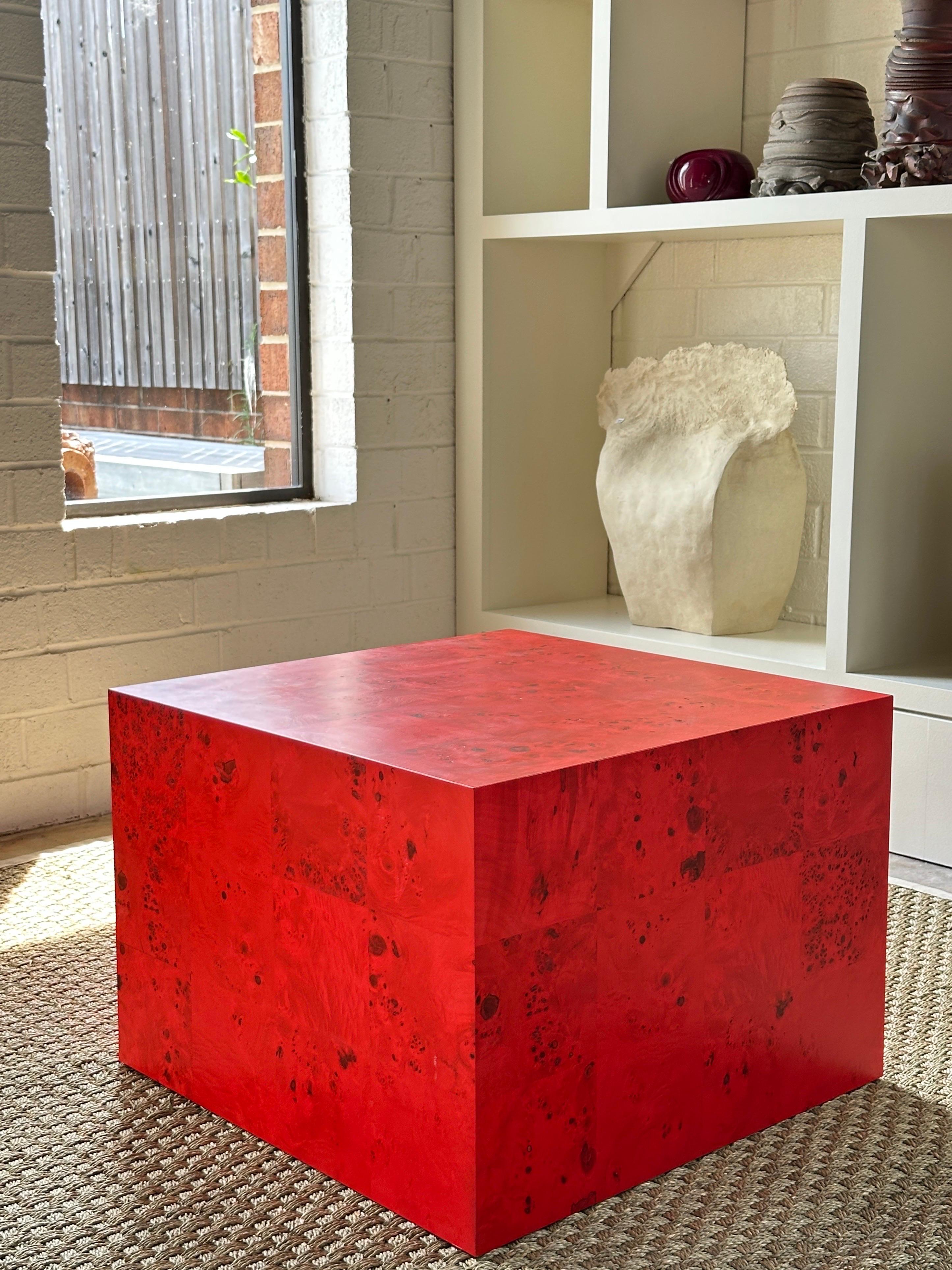Esta mesa de centro o auxiliar de arce teñido en patchwork fue fabricada por Thayer Coggin,  circa 2010. 
El color rojo intenso se denomina 