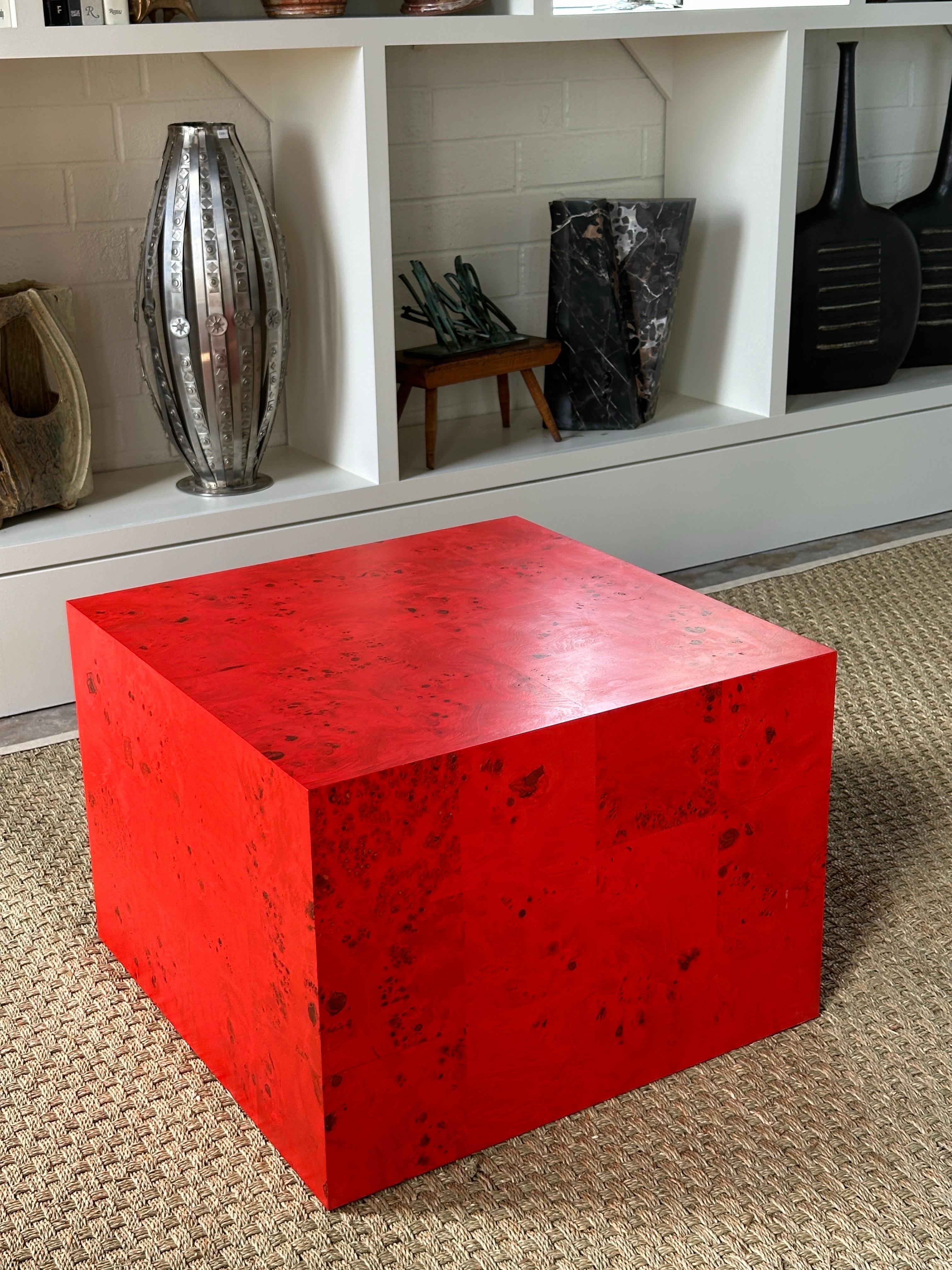 Mesa de centro o auxiliar de patchwork de chapa de arce teñida, color rojo anaranjado. Estadounidense en venta