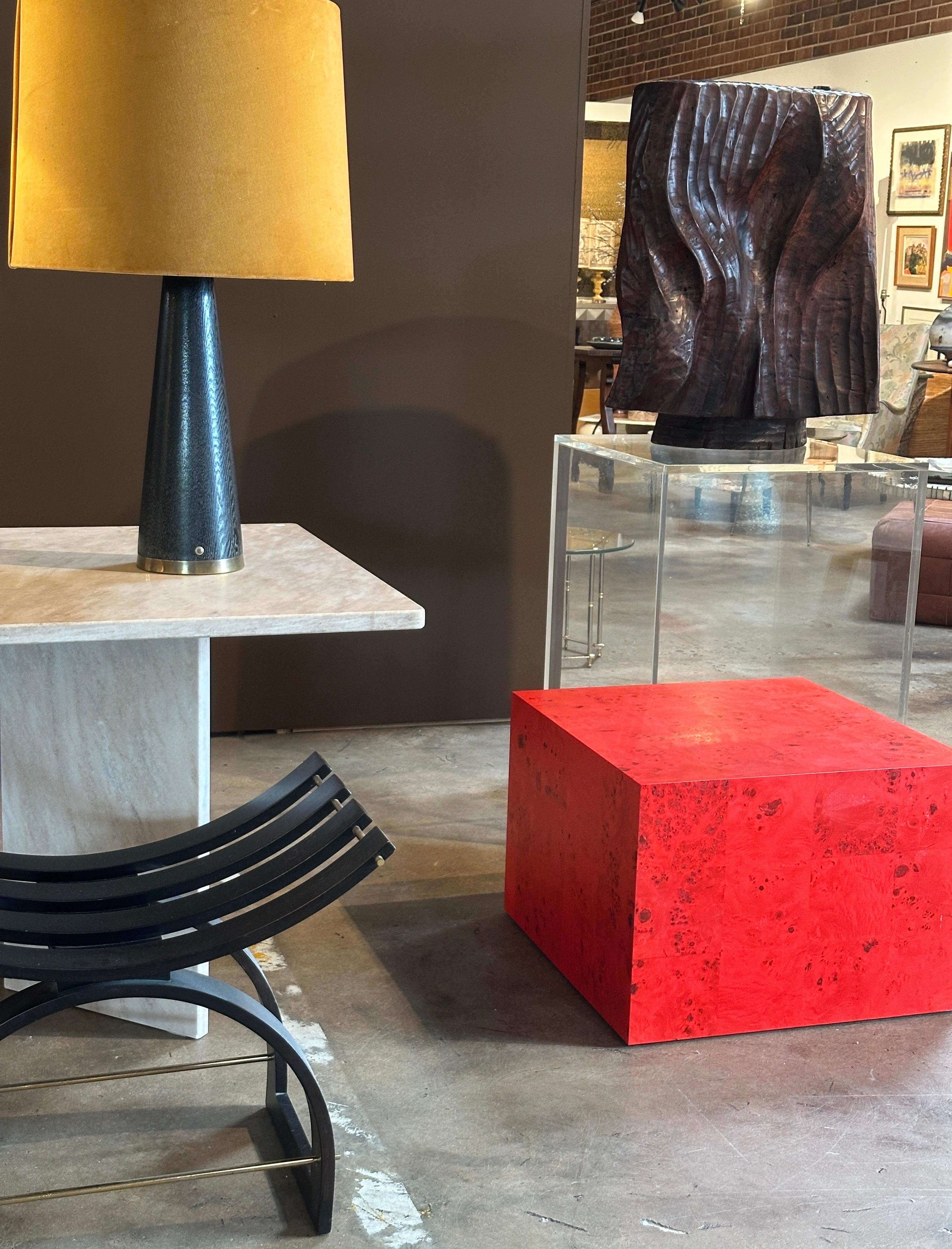 Mesa de centro o auxiliar de patchwork de chapa de arce teñida, color rojo anaranjado. en Bueno estado para la venta en Greensboro, NC