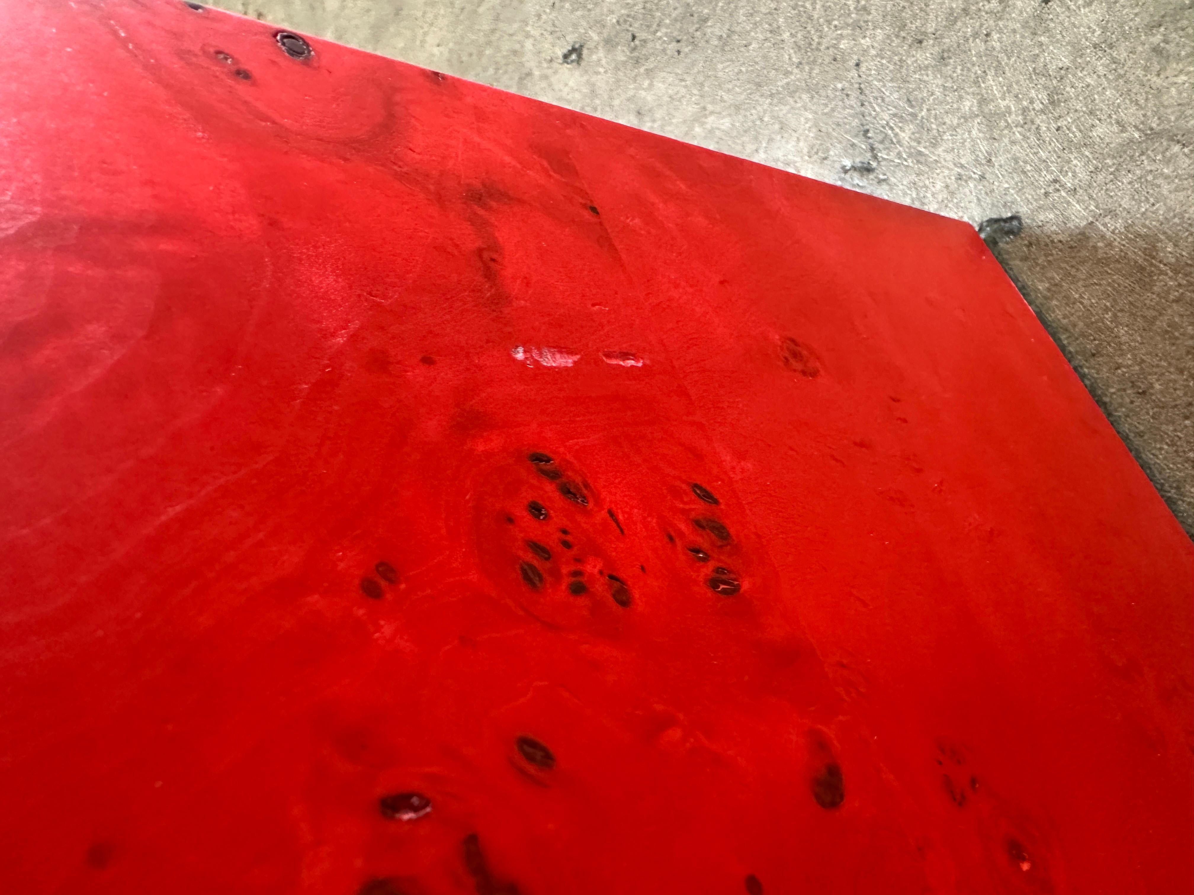 Mesa de centro o auxiliar de patchwork de chapa de arce teñida, color rojo anaranjado. Madera de burl en venta