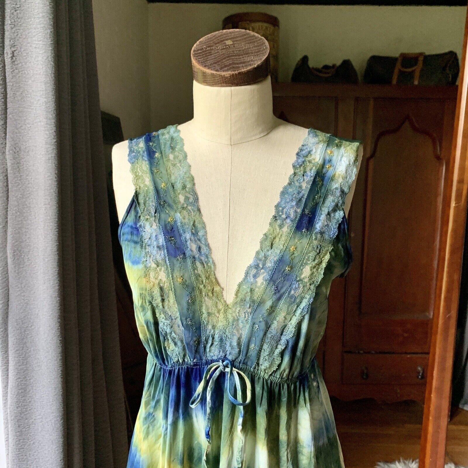 The DYED PETALS Collection (vintage, upcycled, and custom-made fashion using natural dyes and colorants), is designed and offered exclusively by PARPARIAN.

Hand-dyed with Spinach and Indigo
Vintage Brand: No Label
Lace Top with Bow
Material: