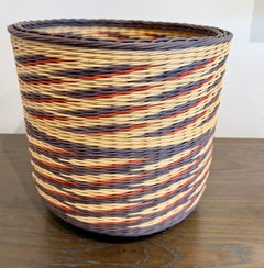 Panier en rotin teint par la maître-artisane Kari Lonning