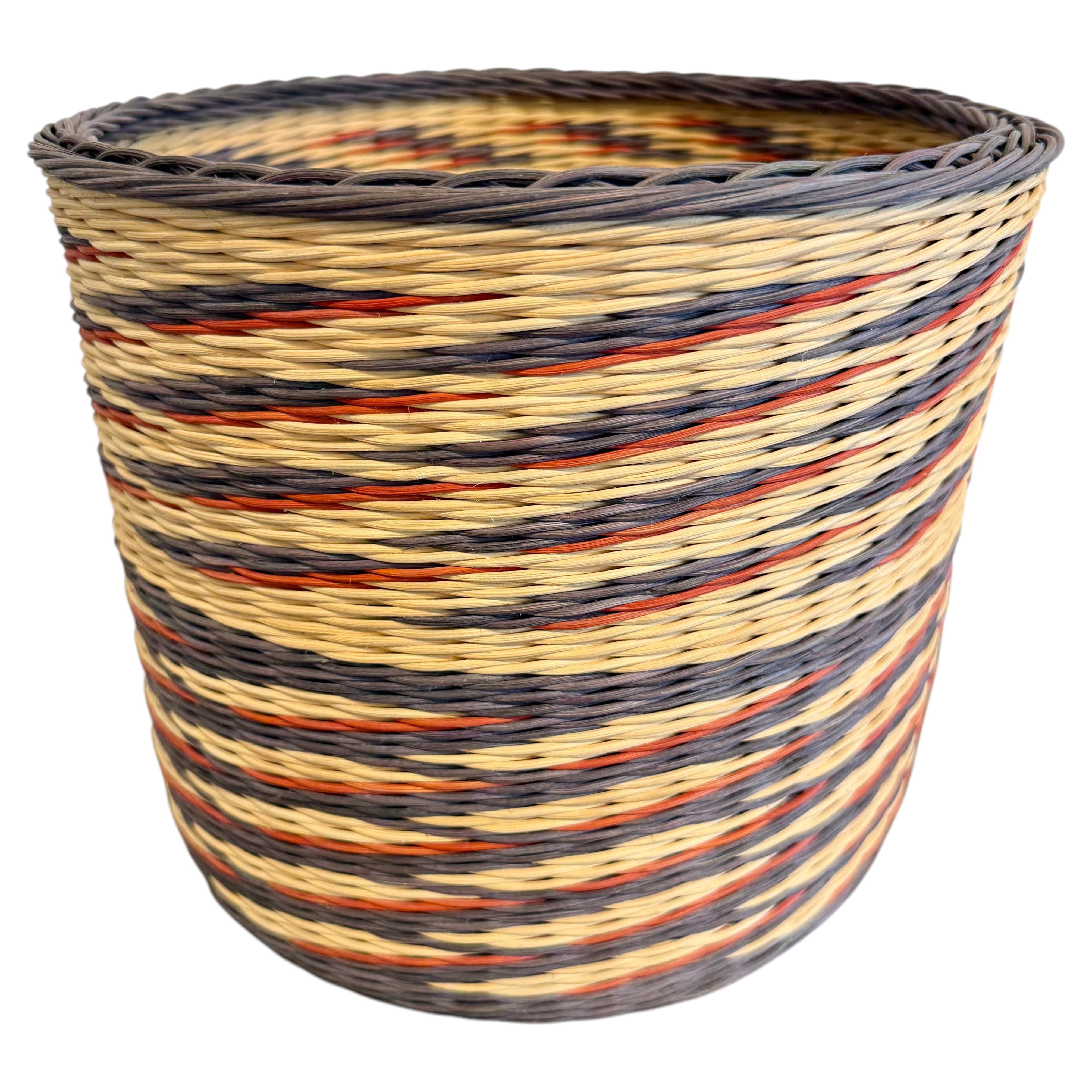 Cesta de ratán teñida, obra de la maestra artesana Kari Lonning en venta