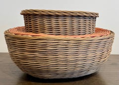Panier en rotin teint, tissé à la main par la maître-artisane Kari Lonning