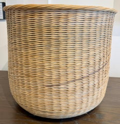 Panier en rotin teint, tissé à la main par la maître-artisane Kari Lonning