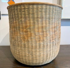 Panier en rotin teint, tissé à la main par la maître-artisane Kari Lonning