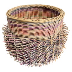 Panier en rotin teint, tissé à la main par la maître-artisane Kari Lonning