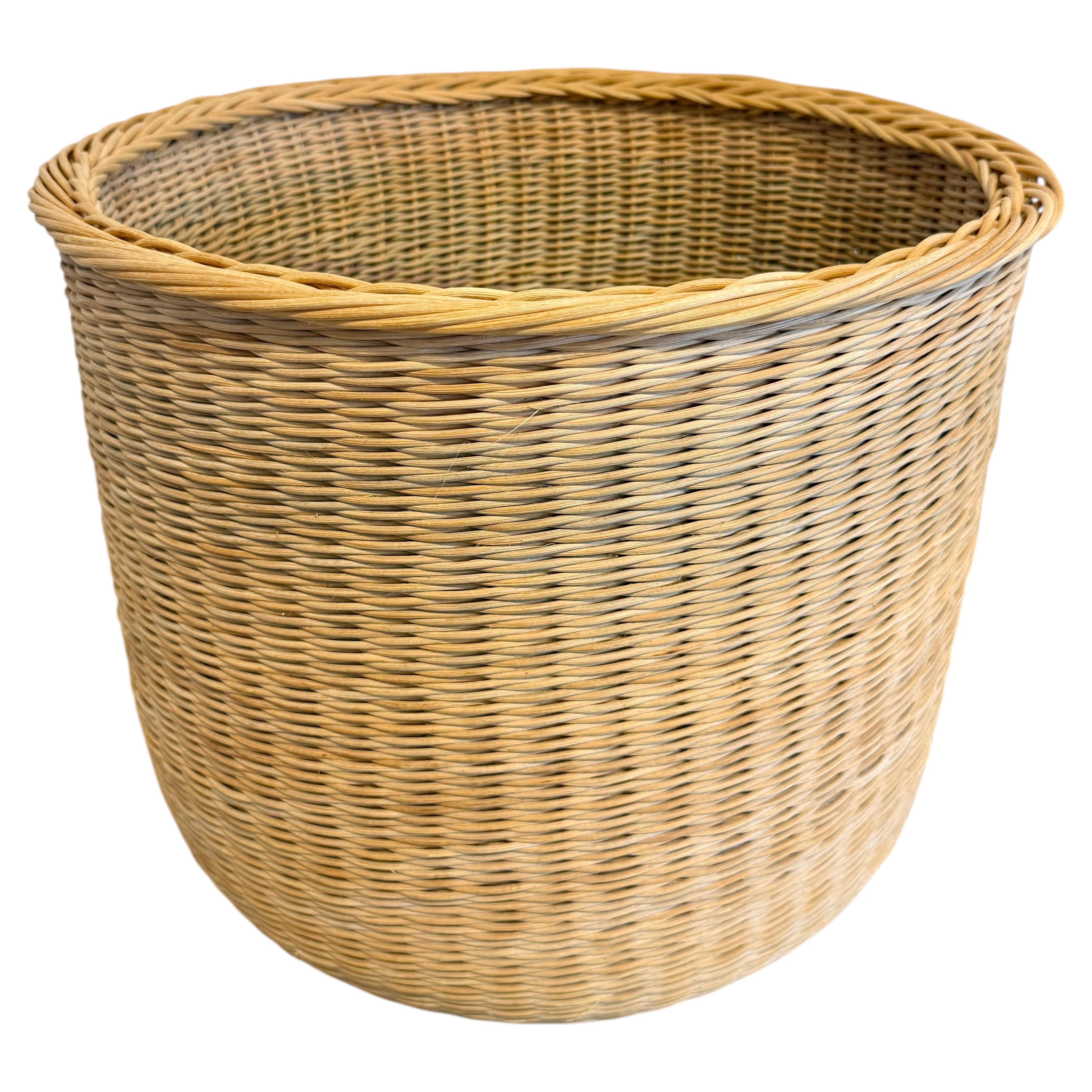 Cesta de ratán teñida y tejida a mano por la maestra artesana Kari Lonning en venta