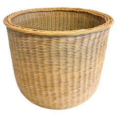 Panier en rotin teint, tissé à la main par la maître-artisane Kari Lonning
