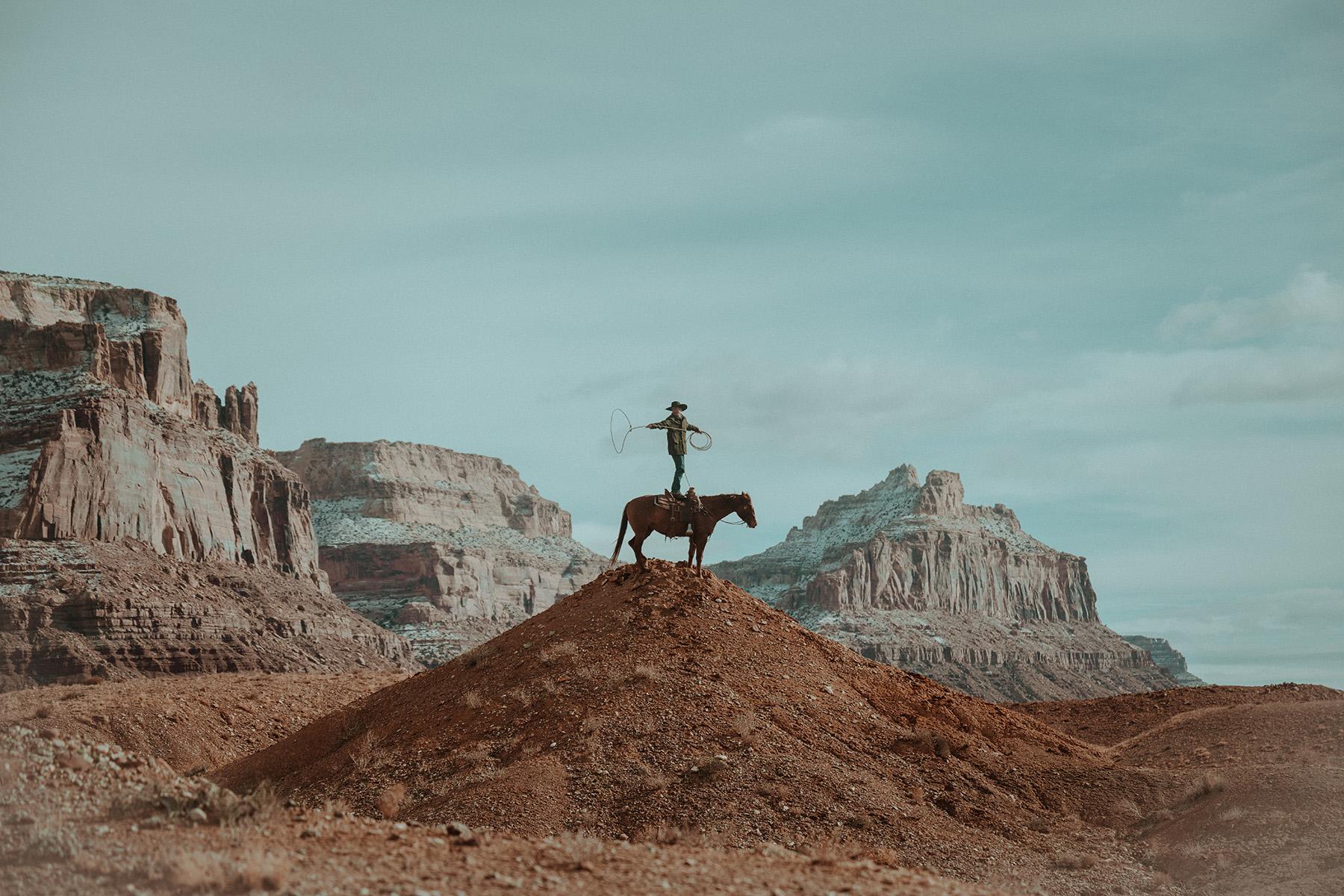 Dylan Gordon Color Photograph – Lasso
