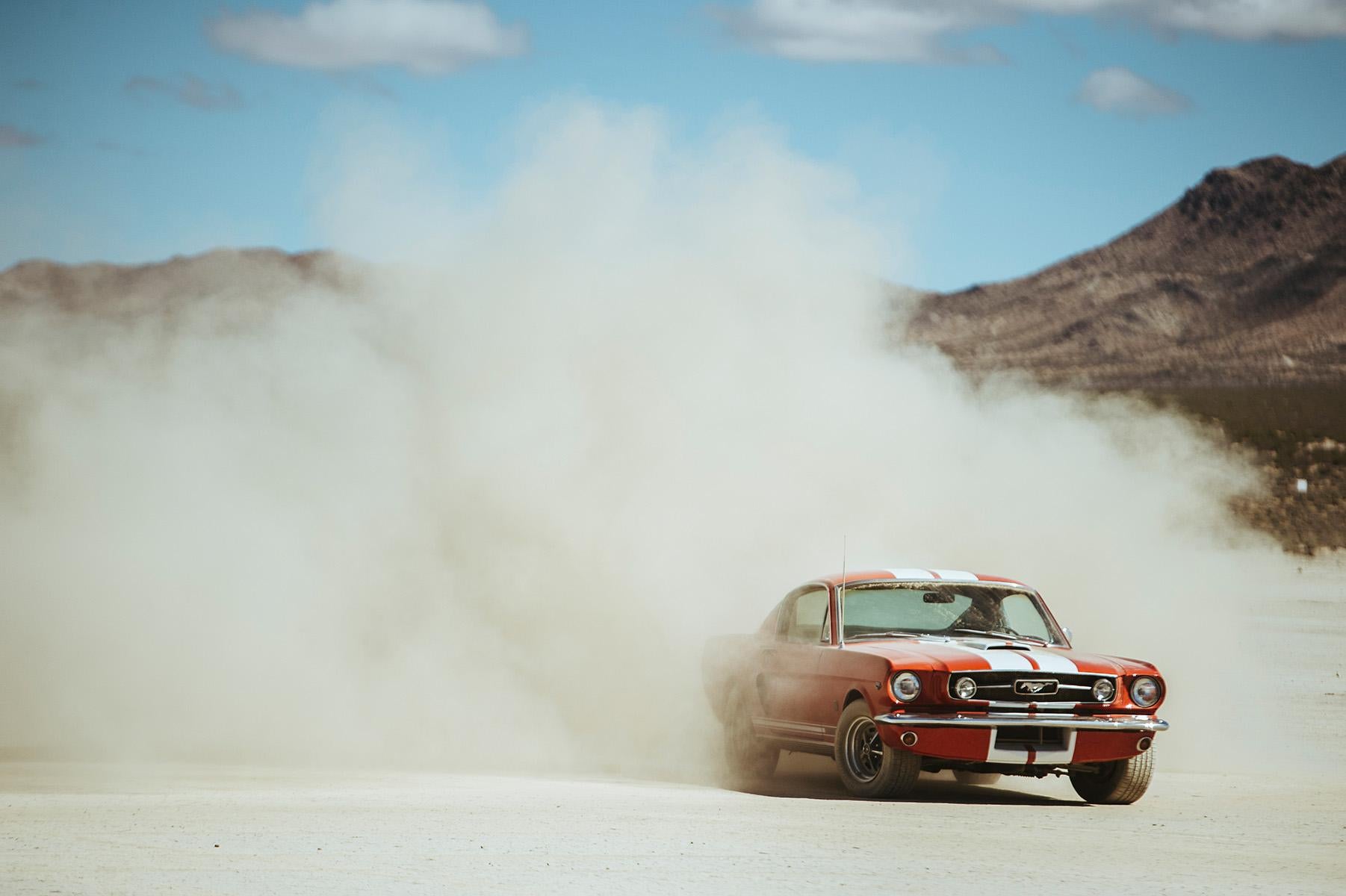 Dylan Gordon Landscape Photograph – Mustang
