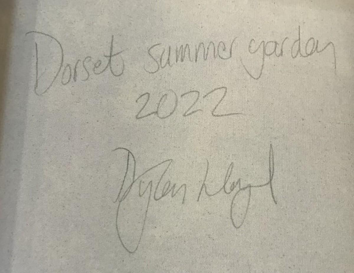 Dorset Summer Garden von Dylan Lloyd ist ein Originalgemälde. Die Szene bietet einen Blick auf einen schönen, blühenden Garten im Sommer.
Dylan Lloyd bietet Originalgemälde online bei Wychwood Art Gallery und in der Deddington Art Gallery zum