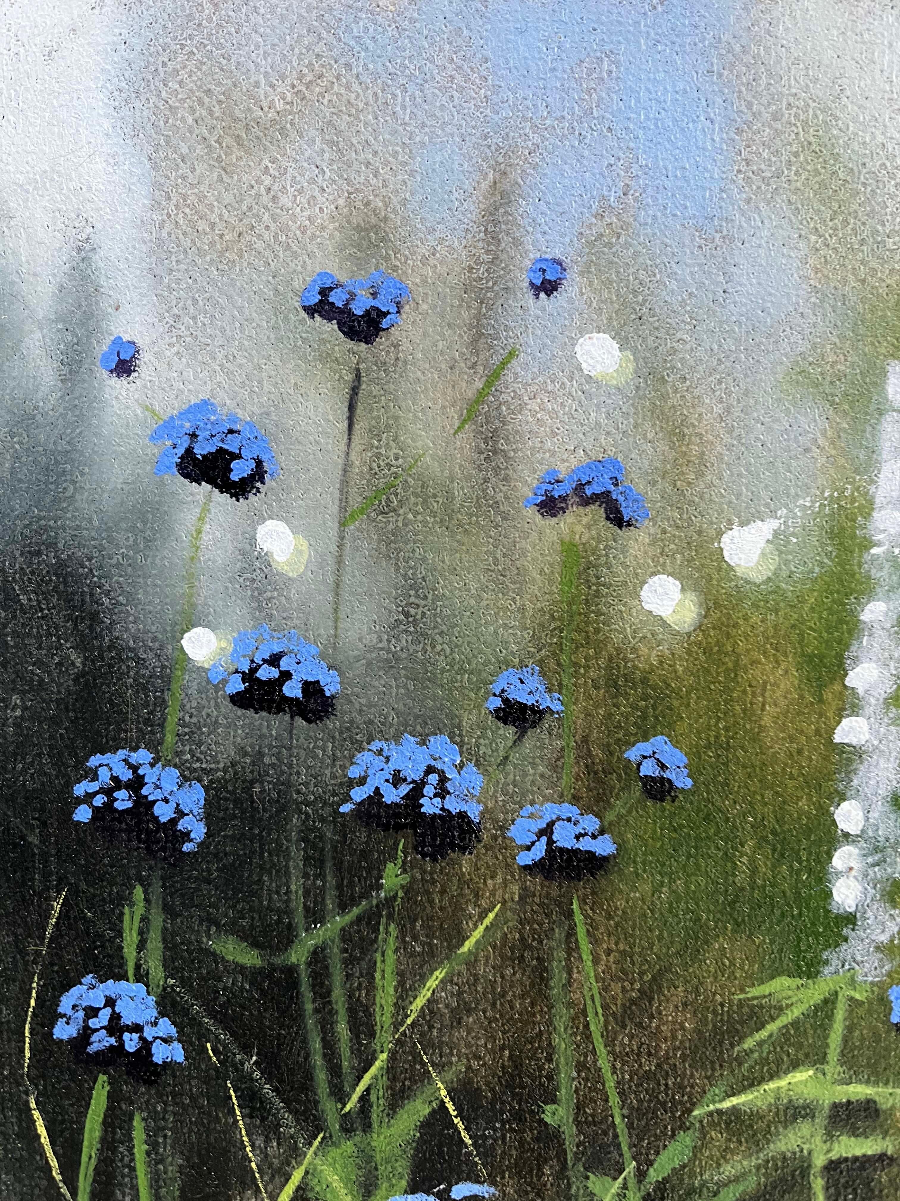  Estudio de jardín 2022 es un cuadro realista original de estilo macro de Dylan Lloyd, que presenta un primer plano de un jardín silvestre en flor. Con hermosas flores azules, moradas y blancas salpicadas en primer plano y un fondo azul