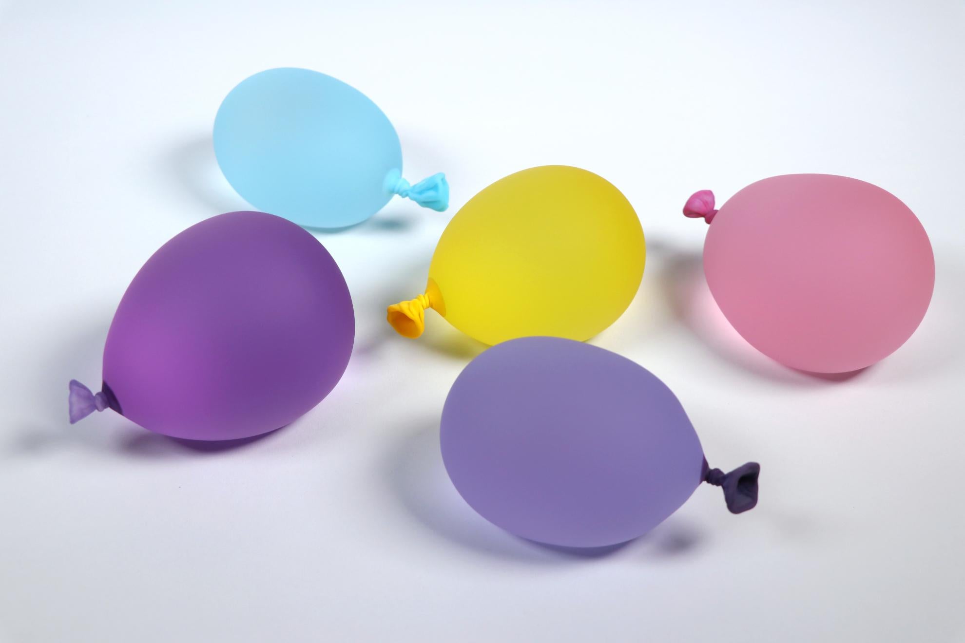 Dylan Martinez – dunkellila Wasserballon, Skulptur 2024 im Angebot 2