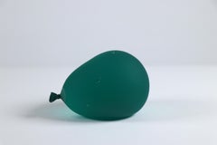 Dylan Martinez - Palloncino d'acqua verde foresta con gocce, scultura 2024