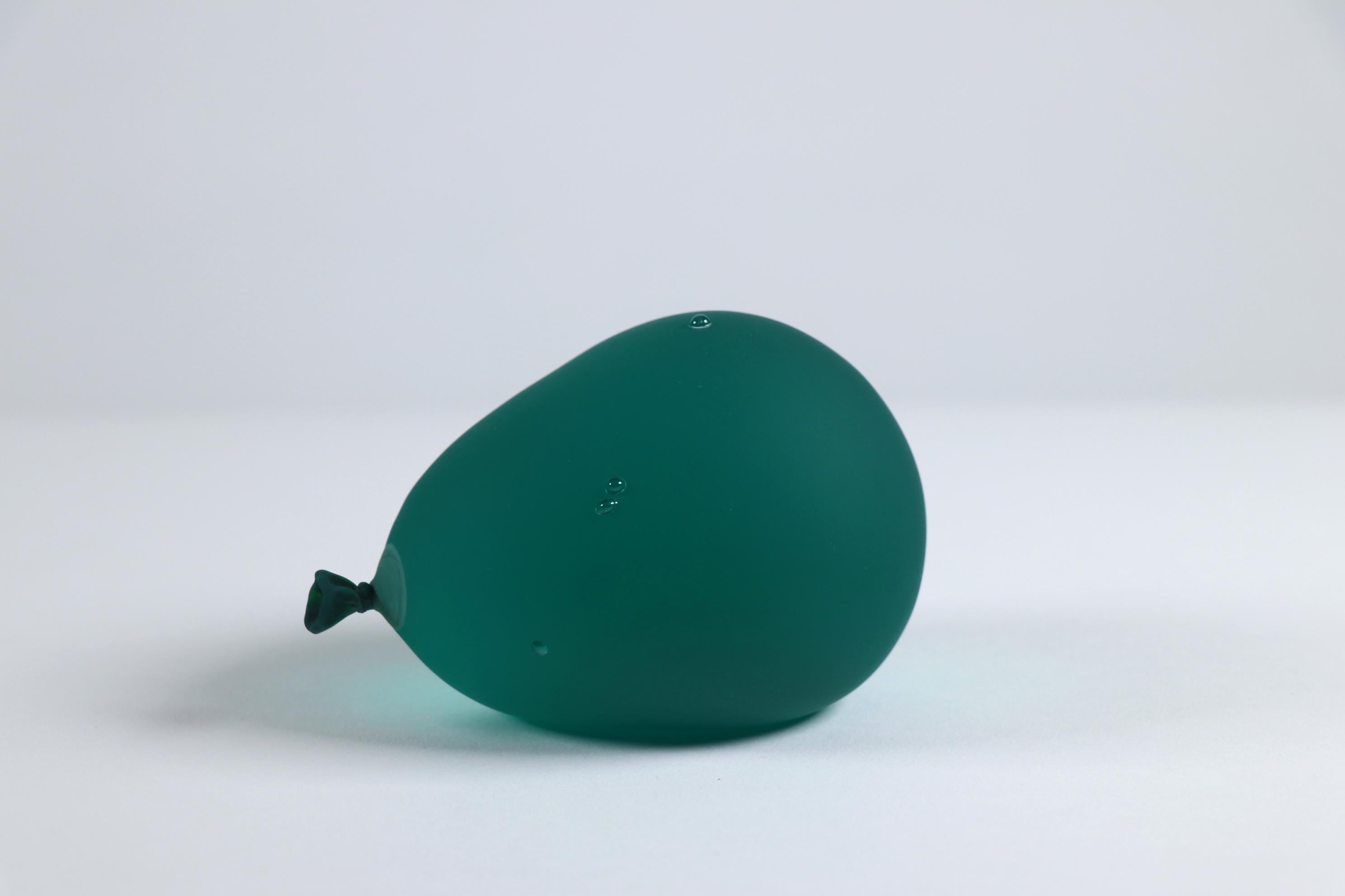 Escultor de vidrio hiperrealista, las juguetonas creaciones de Dylan engañan al ojo con su apariencia realista. Ya sea imitando globos de agua o bolsas de plástico llenas de agua que contienen una galleta de peces de colores, cada pieza se diseña y