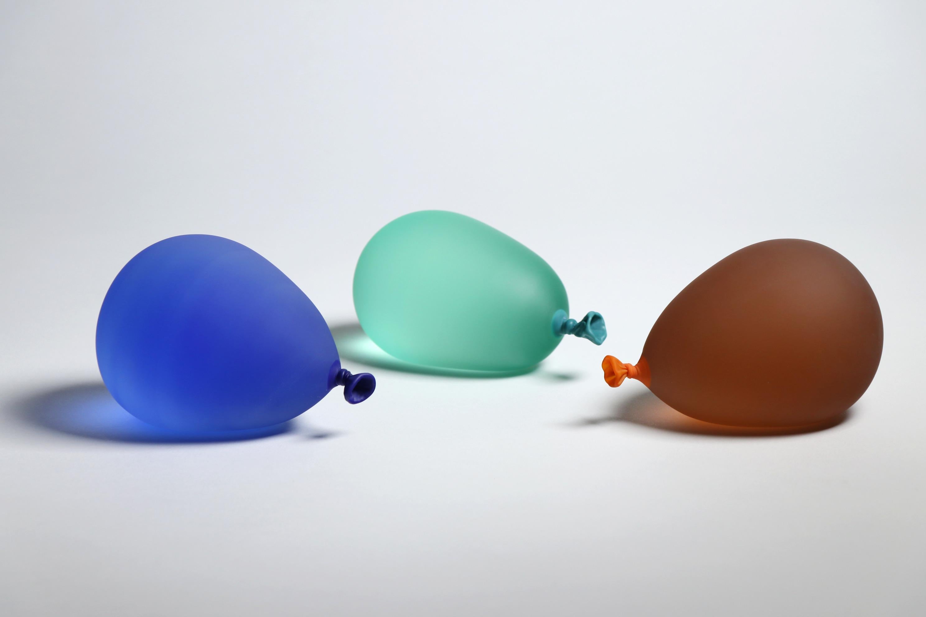 A hyper-realistic glass sculptor, Dylan
s playful creations deceive the eye with their lifelike appearance. Whether mimicking water balloons or plastic bags filled with water housing a goldfish cracker, each piece is meticulously designed and